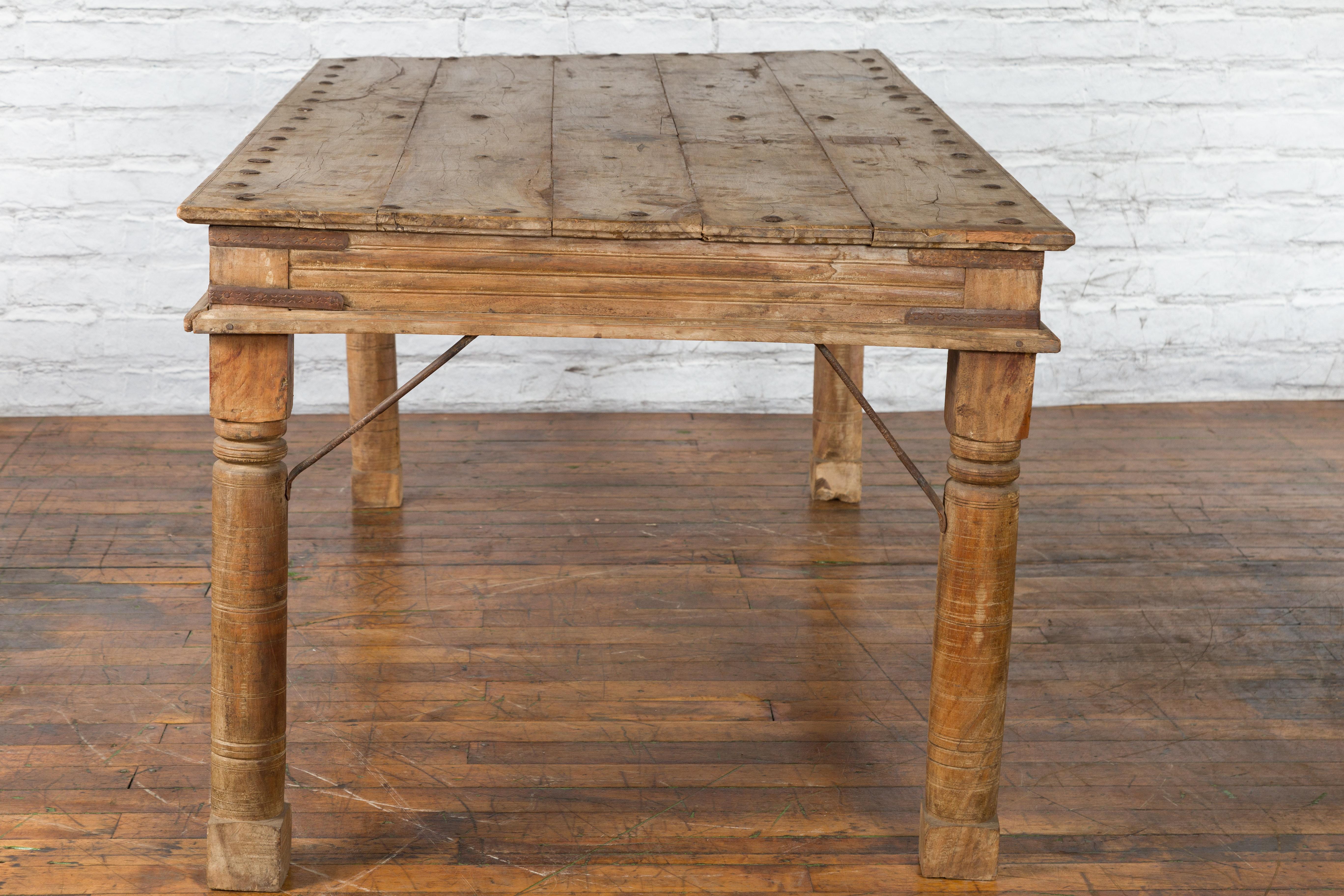 Ancienne table de salle à manger indienne à porte de palais en bois de Sheesham avec détails en fer en vente 7