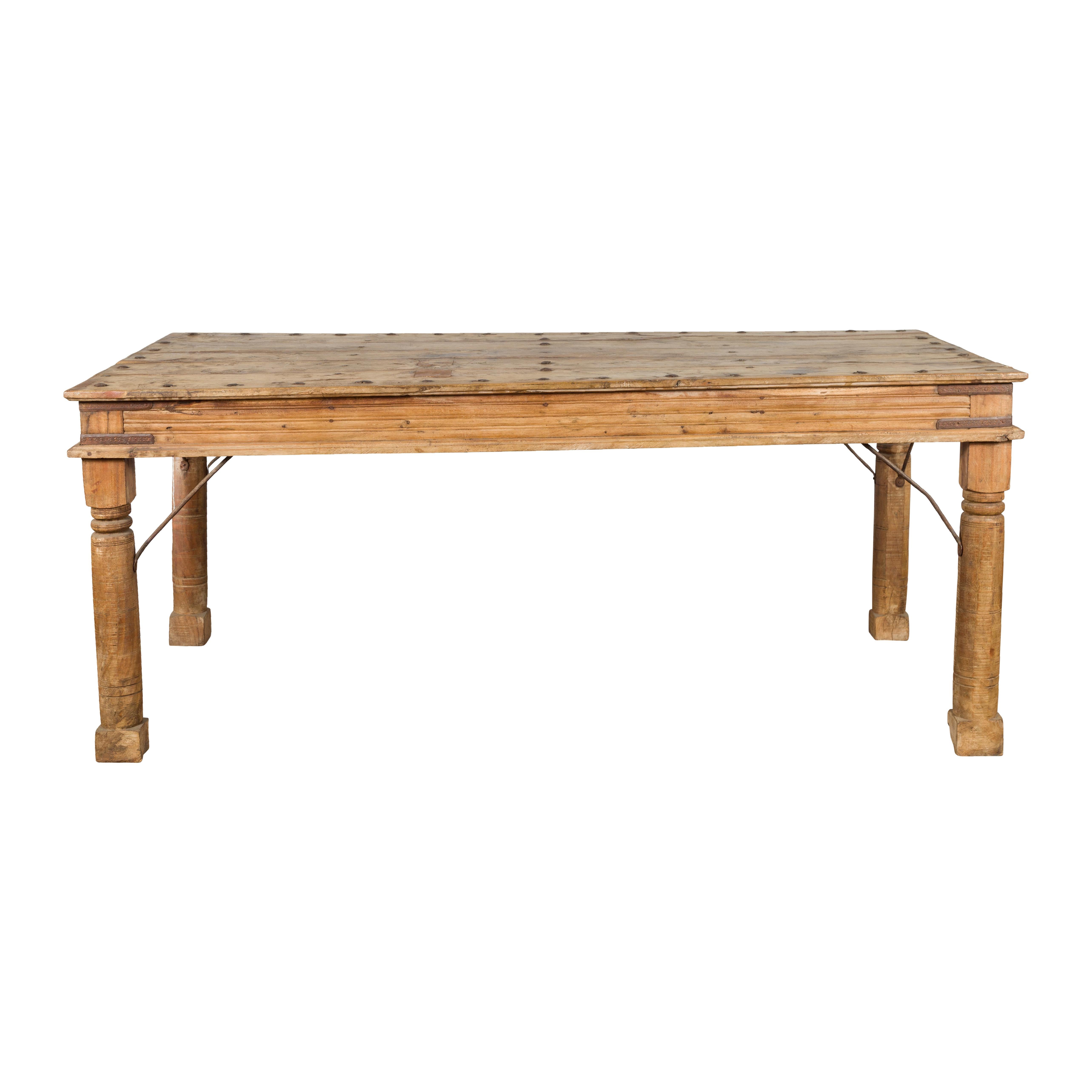 Ancienne table de salle à manger indienne à porte de palais en bois de Sheesham avec détails en fer en vente 11