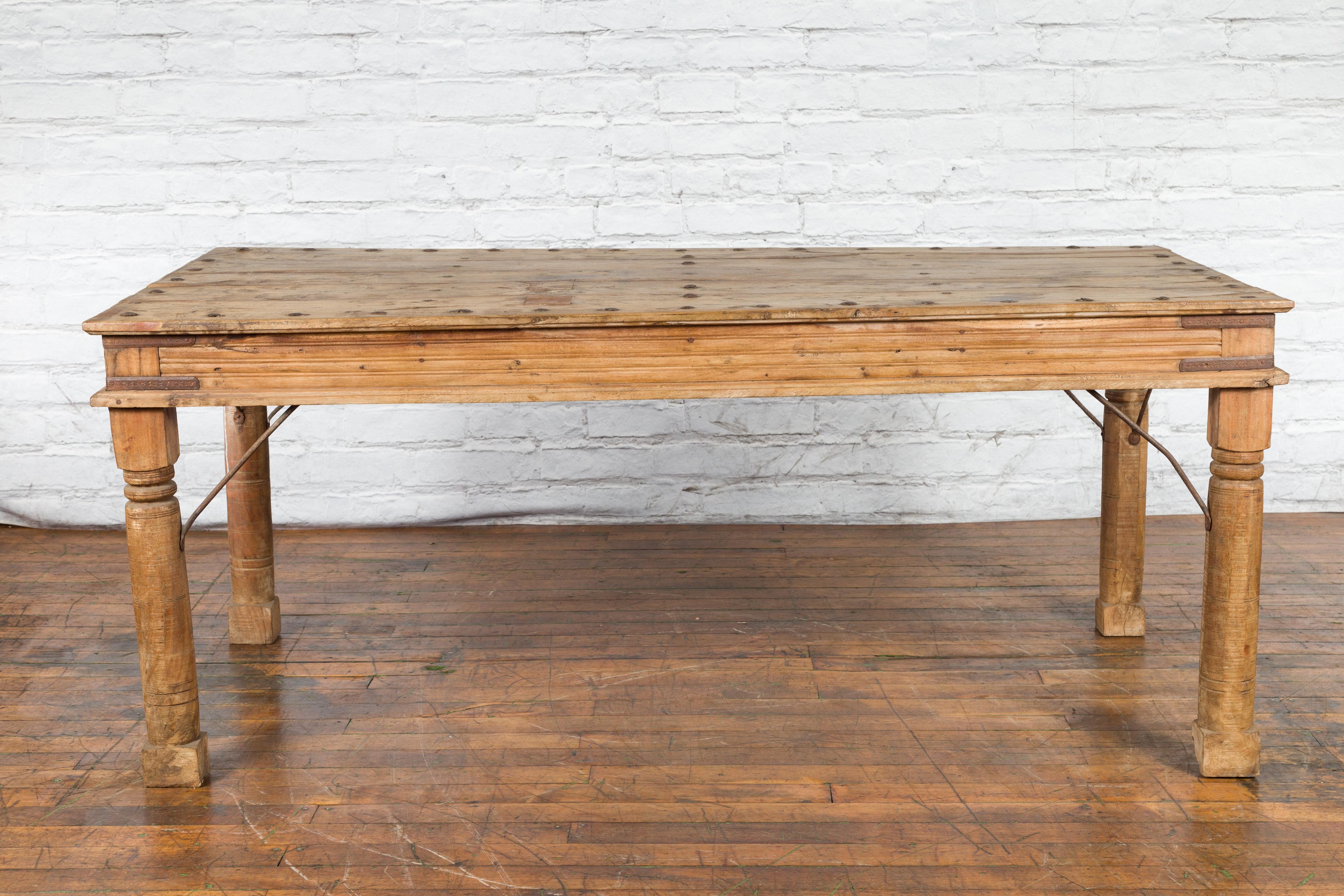 Indien Table de salle à manger indienne ancienne en bois de Sheesham avec accents en fer en vente