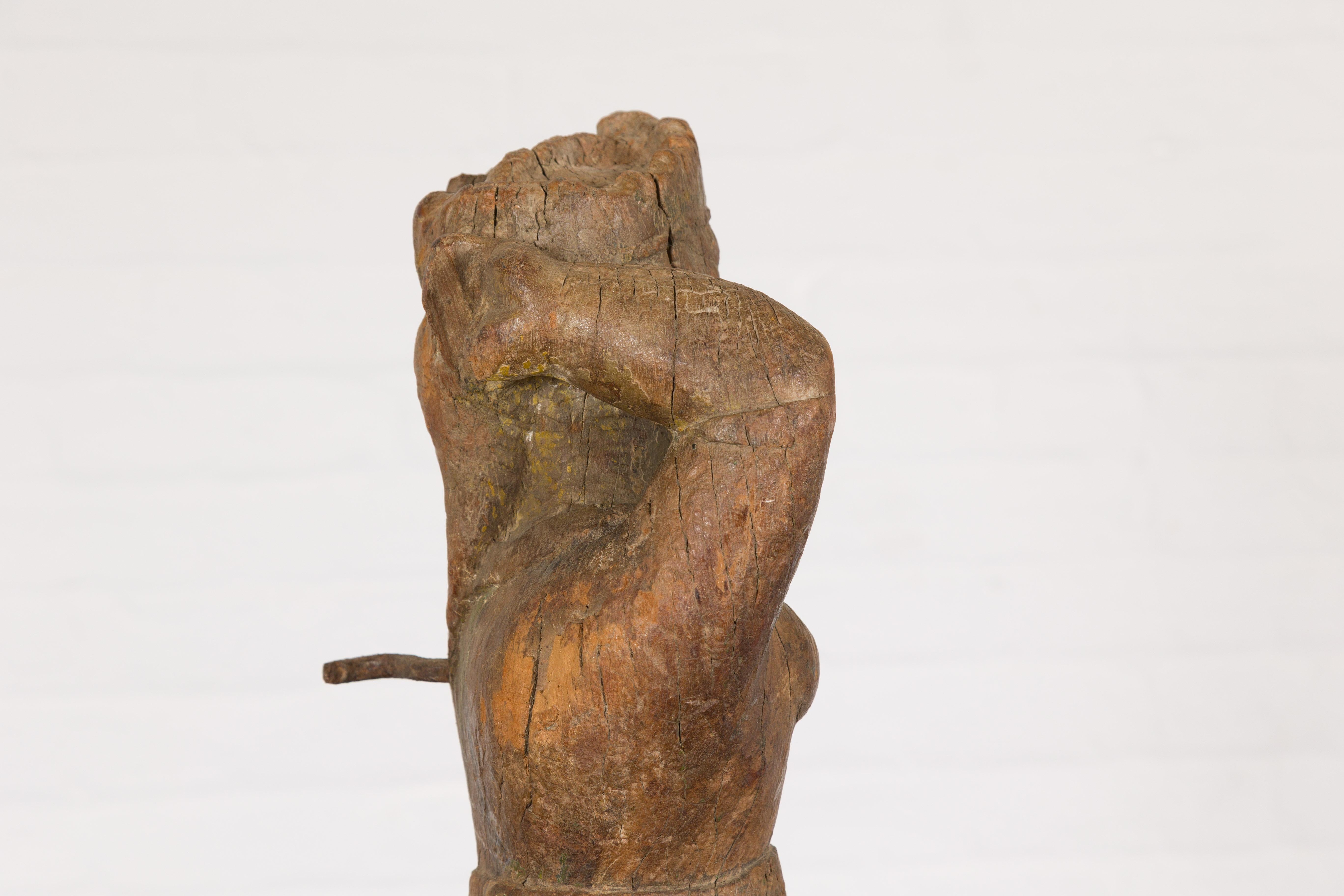 Antike indische Sheesham-Holz- Tempel-Skulptur einer Frau, die eine Tunika trägt im Angebot 5