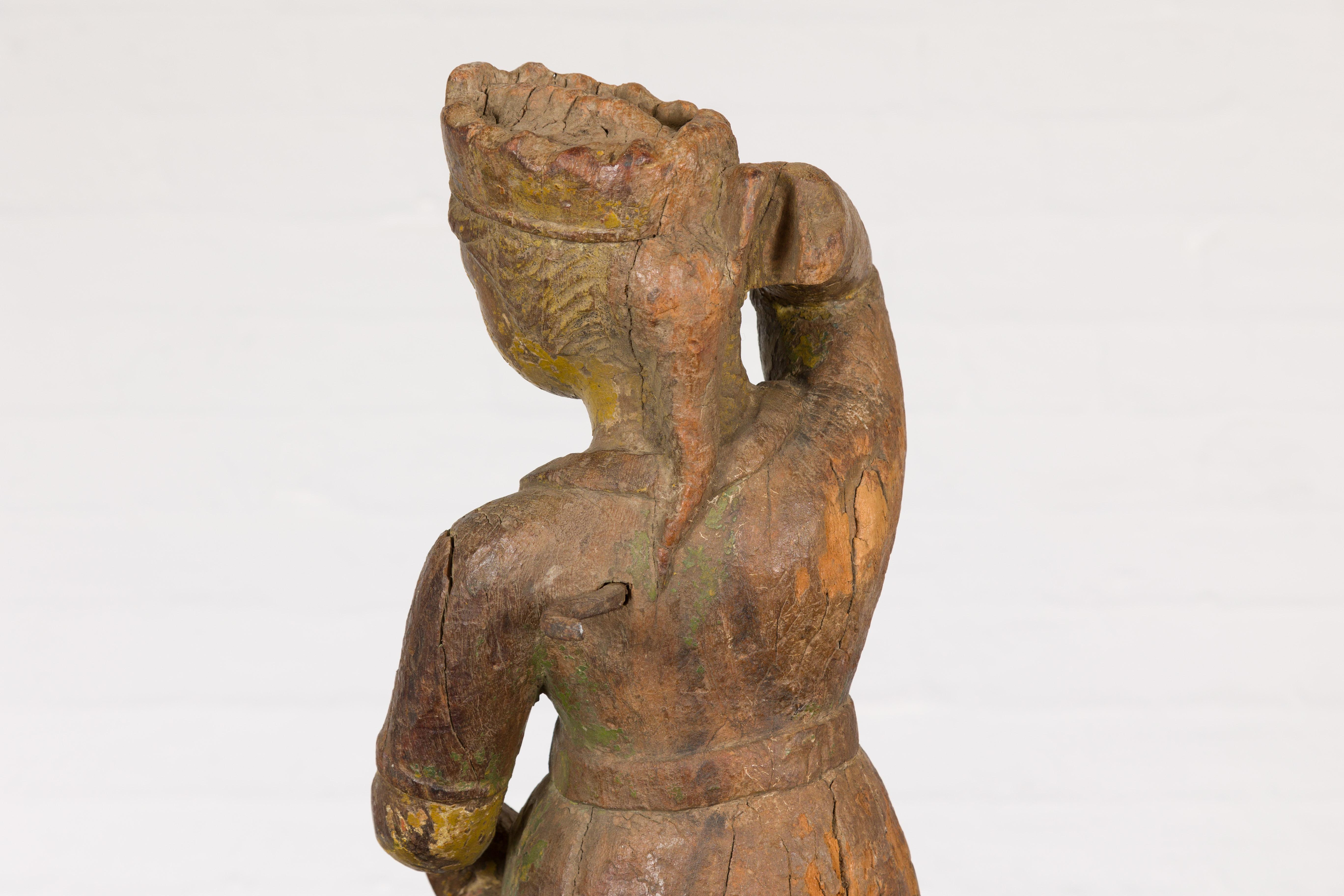 Antike indische Sheesham-Holz- Tempel-Skulptur einer Frau, die eine Tunika trägt im Angebot 7