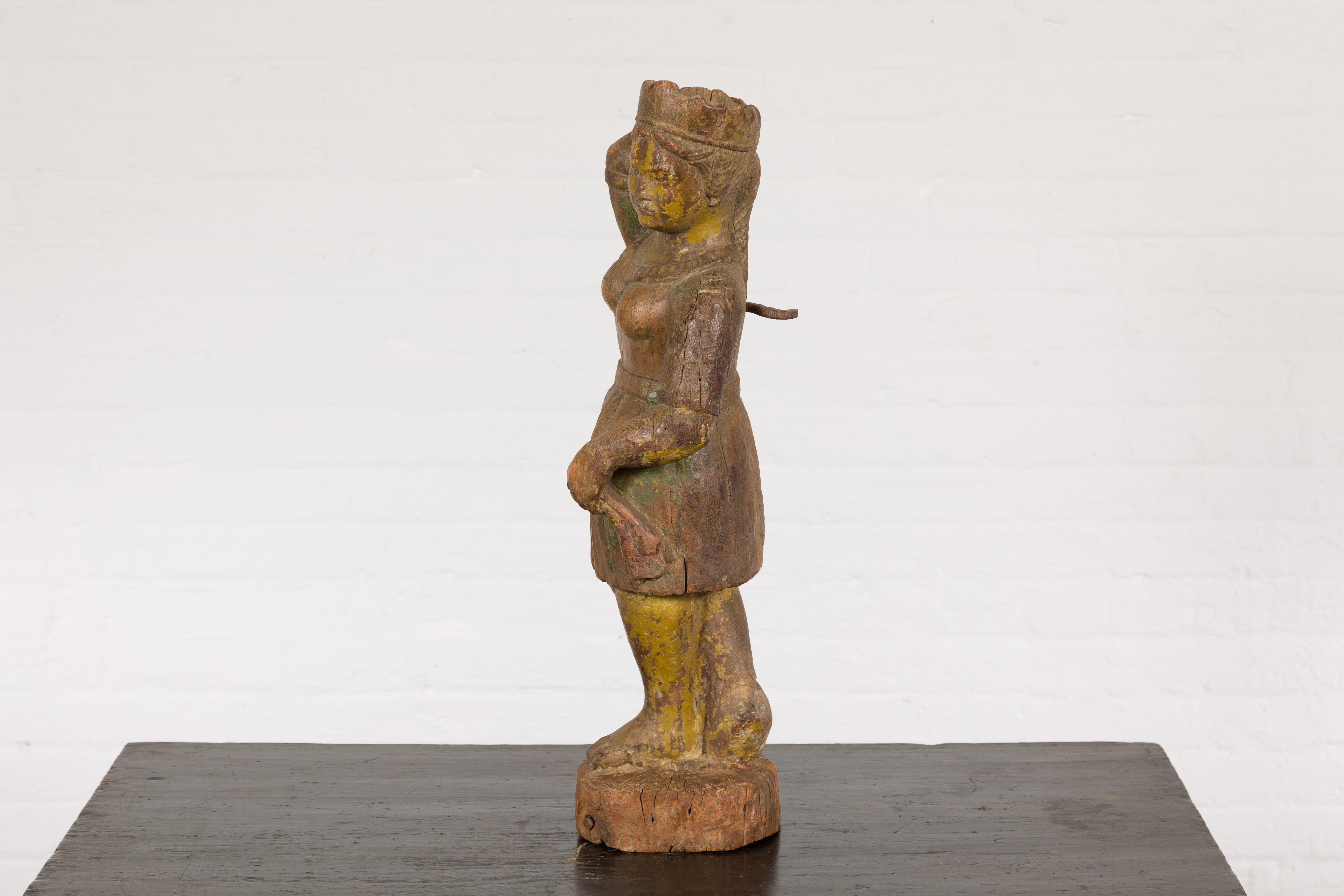 Antike indische Sheesham-Holz- Tempel-Skulptur einer Frau, die eine Tunika trägt im Angebot 8