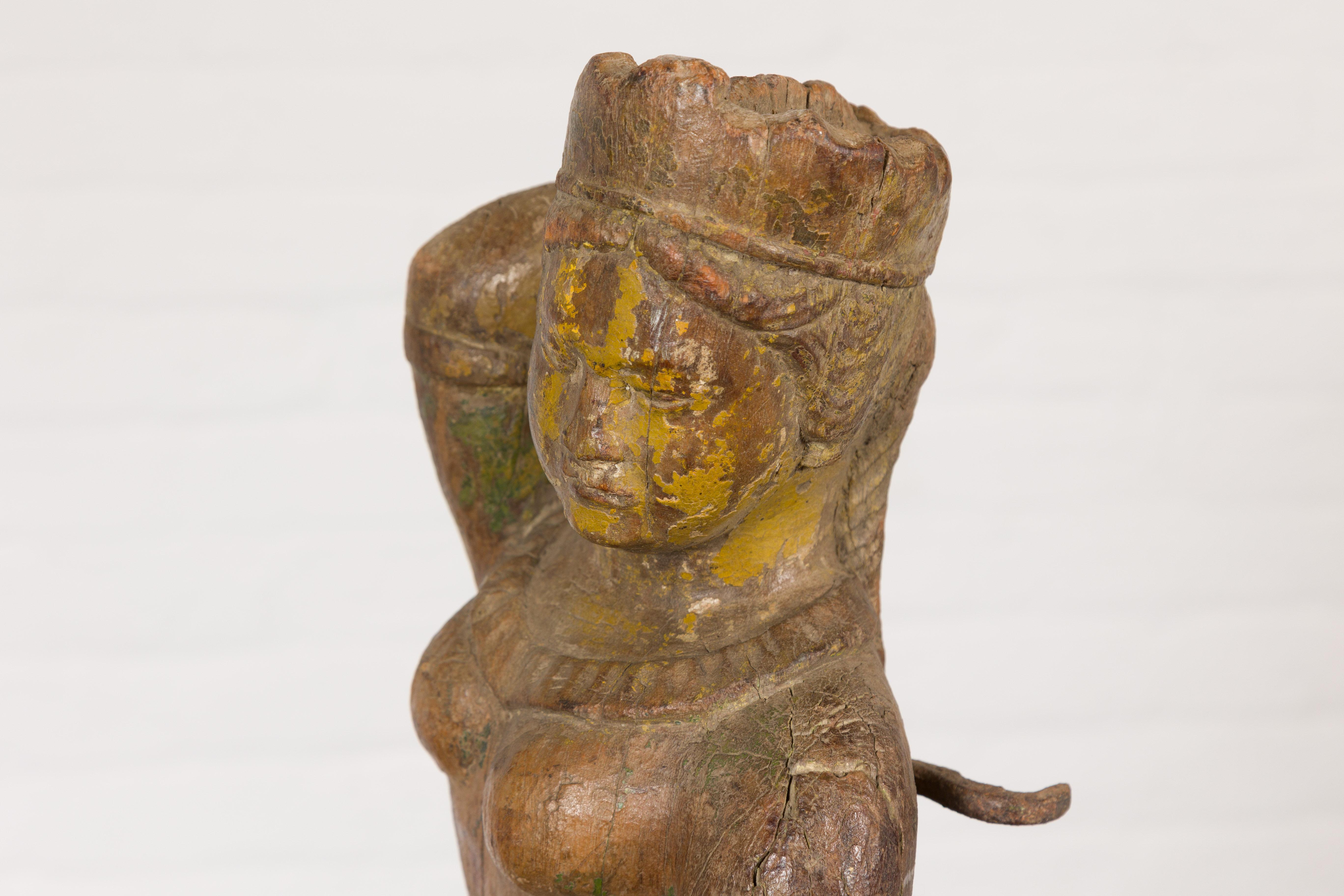 Antike indische Sheesham-Holz- Tempel-Skulptur einer Frau, die eine Tunika trägt im Angebot 9