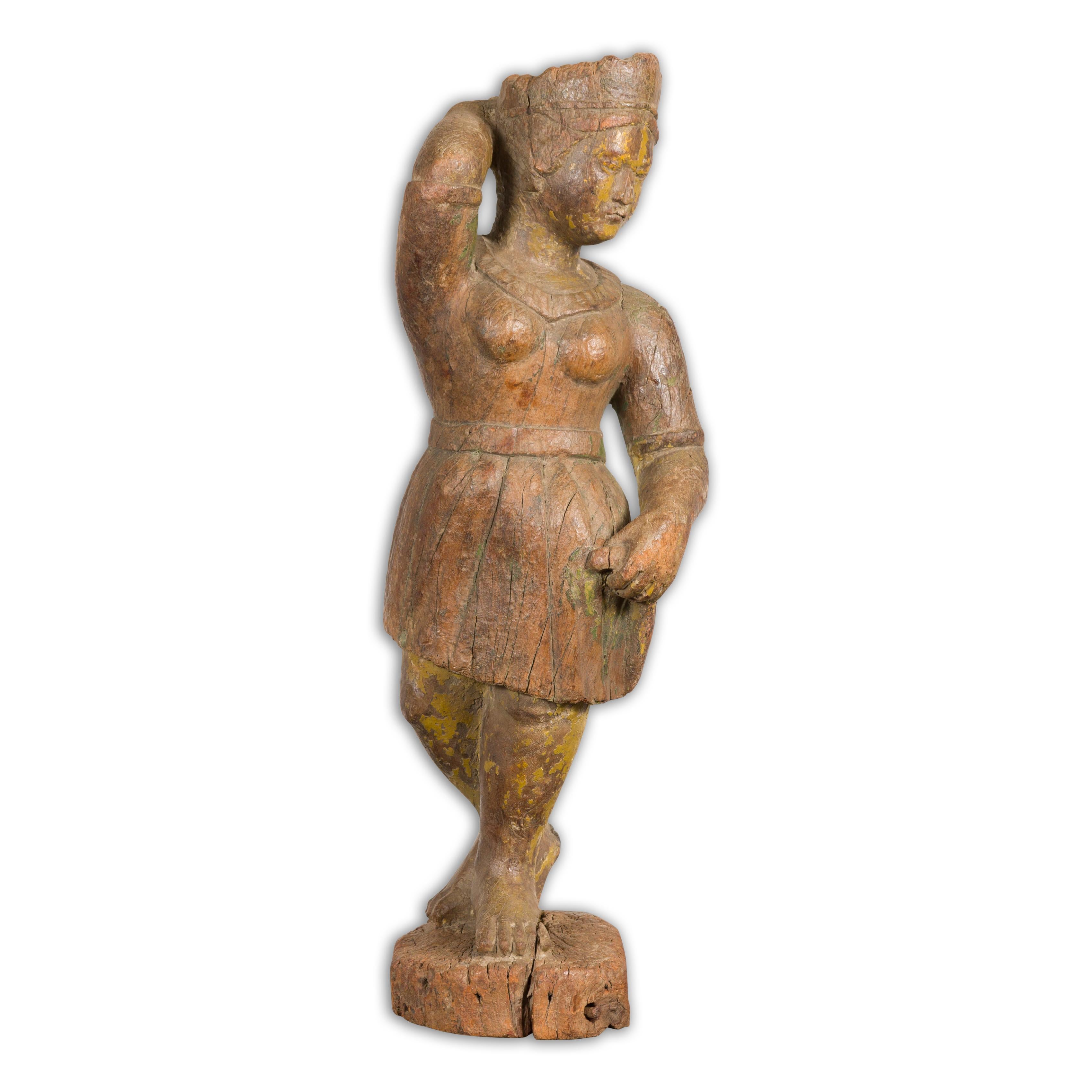 Antike indische Sheesham-Holz- Tempel-Skulptur einer Frau, die eine Tunika trägt im Angebot 10