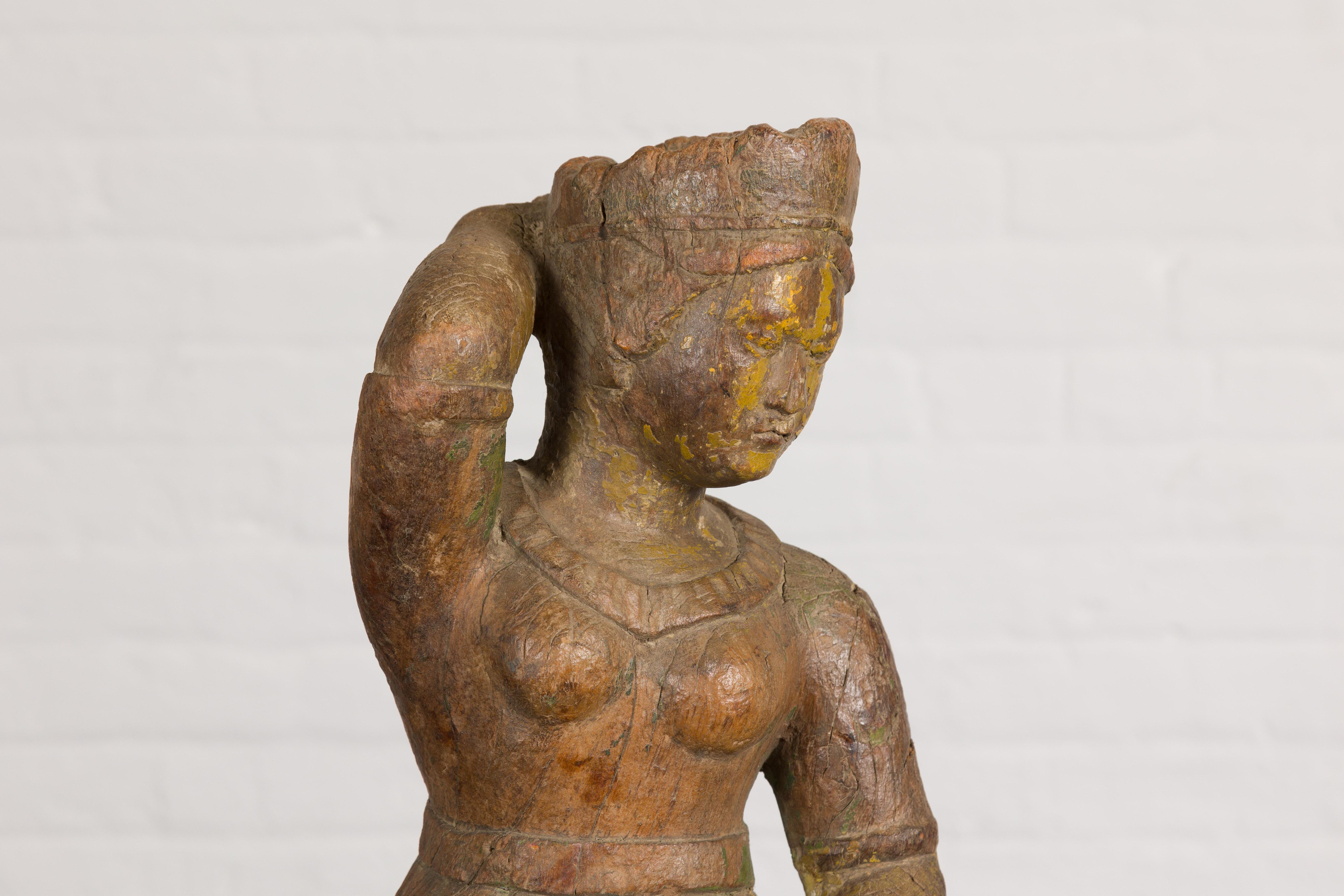 Antike indische Sheesham-Holz- Tempel-Skulptur einer Frau, die eine Tunika trägt im Zustand „Gut“ im Angebot in Yonkers, NY