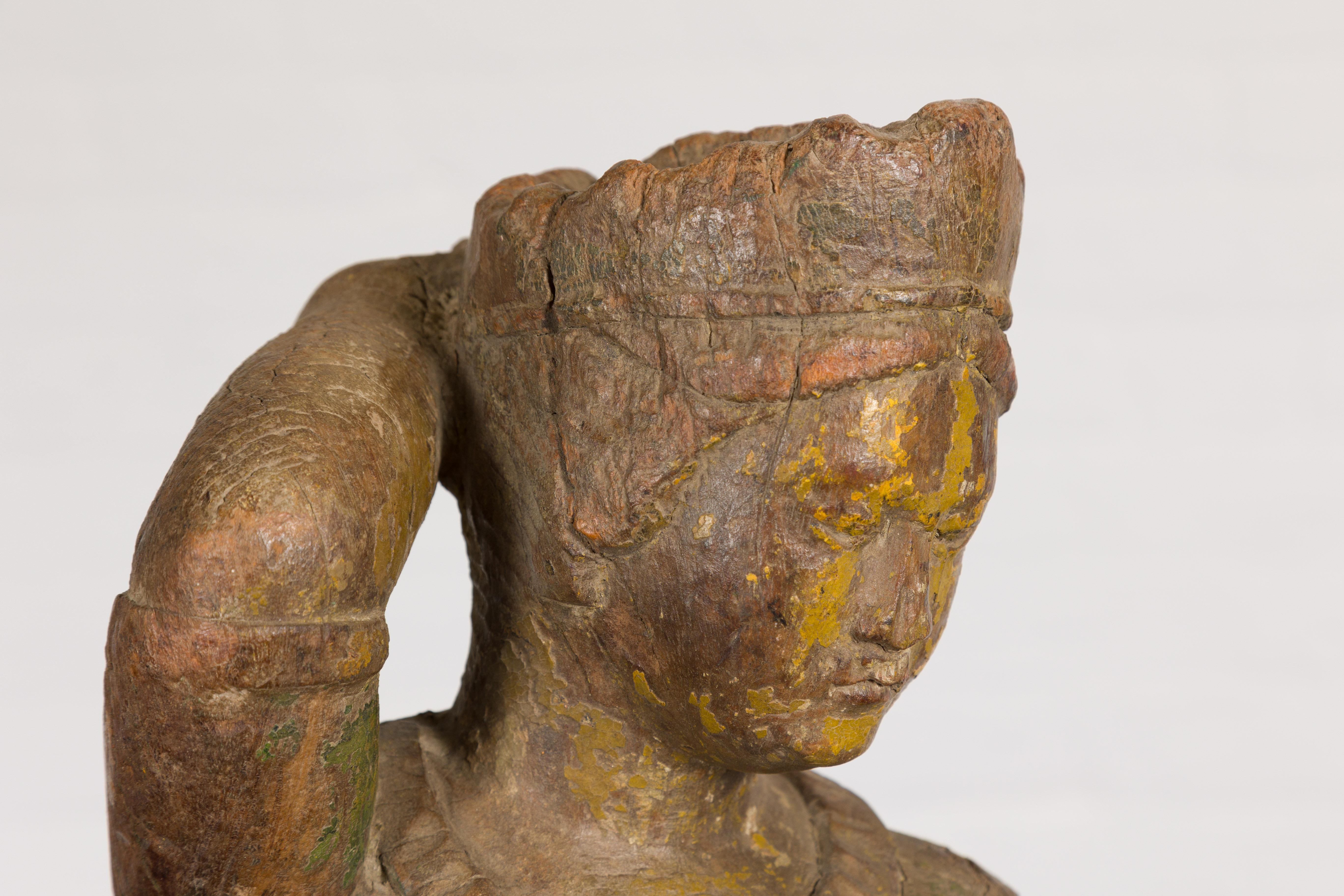 Antike indische Sheesham-Holz- Tempel-Skulptur einer Frau, die eine Tunika trägt im Angebot 3