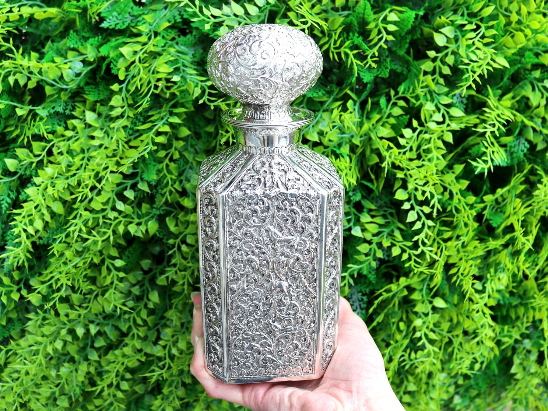 Un'eccezionale, raffinata e impressionante bottiglia di acqua di colonia in argento indiano antico; un'aggiunta alla nostra variegata collezione di argenteria.

Questa eccezionale e grande bottiglia di acqua di colonia indiana in argento ha una