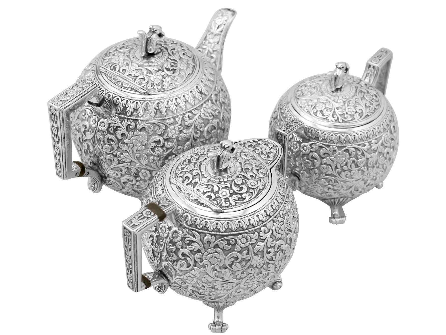 Antique Indian Silver Three Piece Tea Service by Oomersee Mawjee & Sons In Excellent Condition In Jesmond, Newcastle Upon Tyne