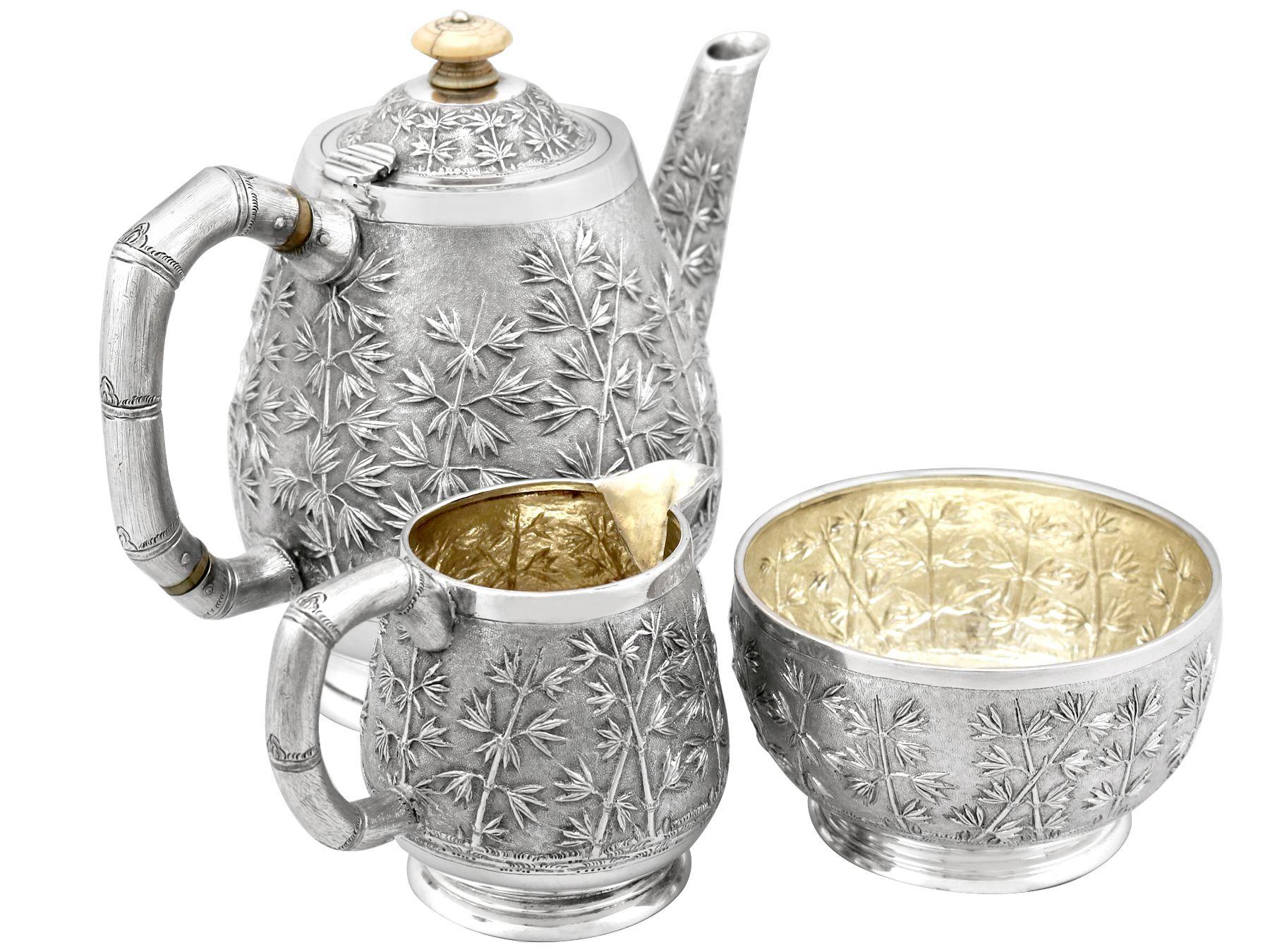 Un excepcional, fino e impresionante servicio de té de tres piezas de plata antigua de la India; una adición a nuestra variada colección de vajillas de té de plata.

Este excepcional juego de té de plata antigua de la India consta de tetera, jarra