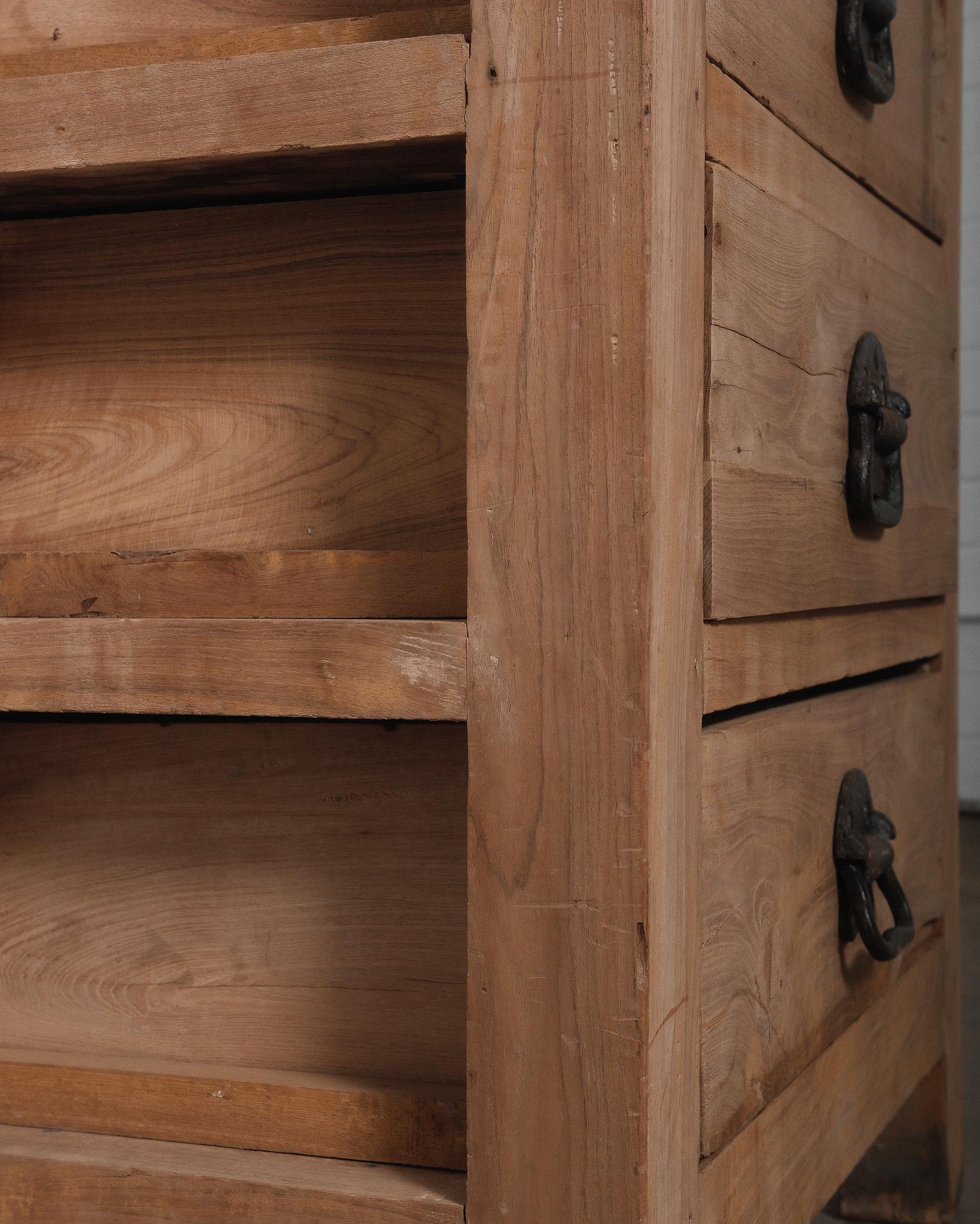 Indiano Antica cassettiera indiana in legno massiccio con ferramenta in metallo in vendita