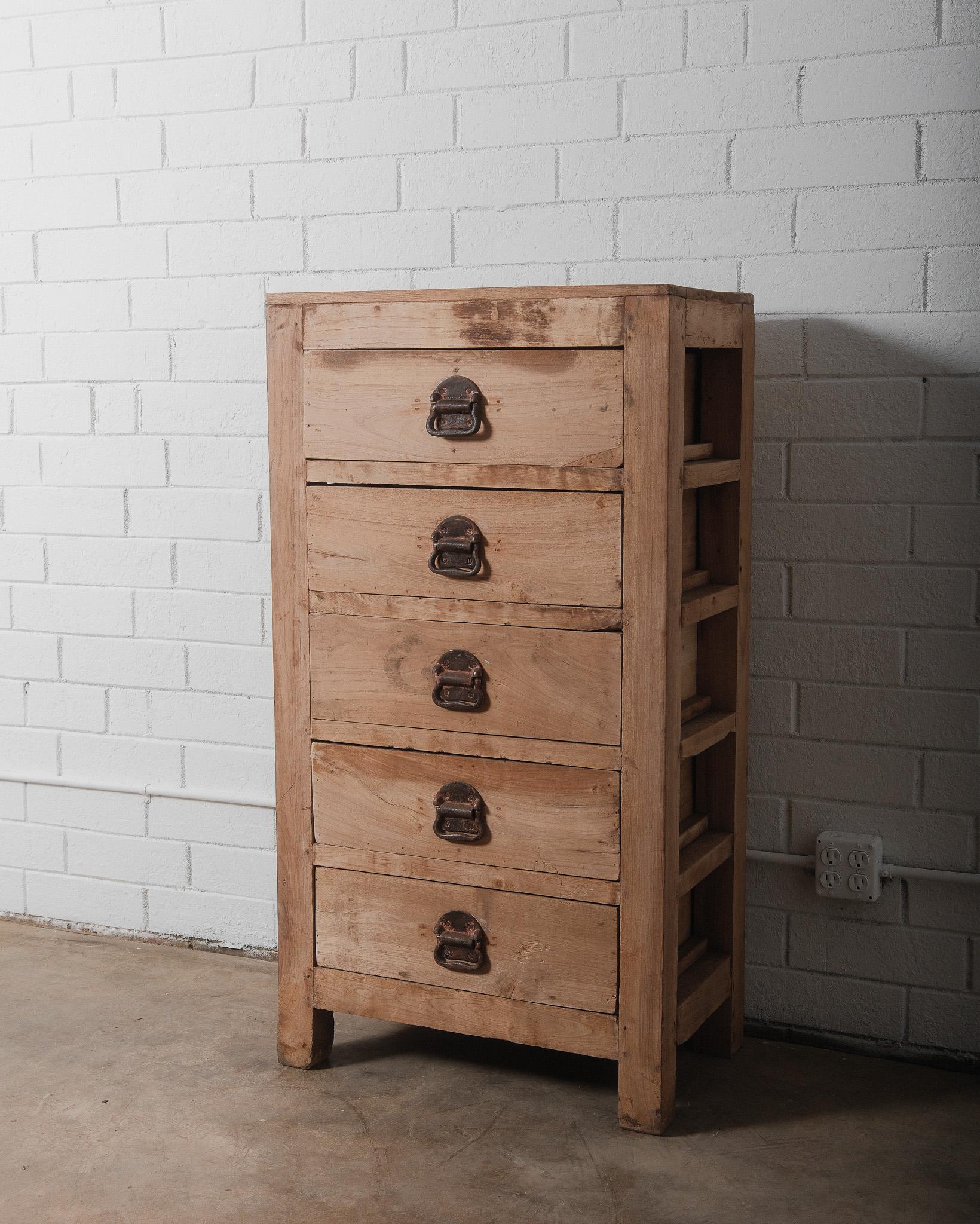 Indiano Antica cassettiera indiana in legno massiccio con ferramenta in metallo in vendita