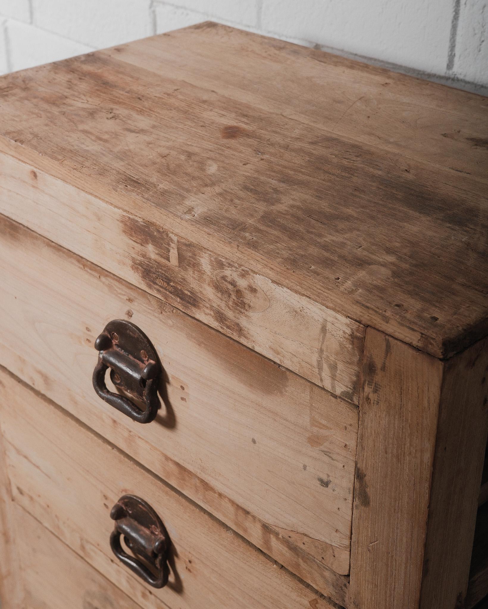 Fatto a mano Antica cassettiera indiana in legno massiccio con ferramenta in metallo in vendita