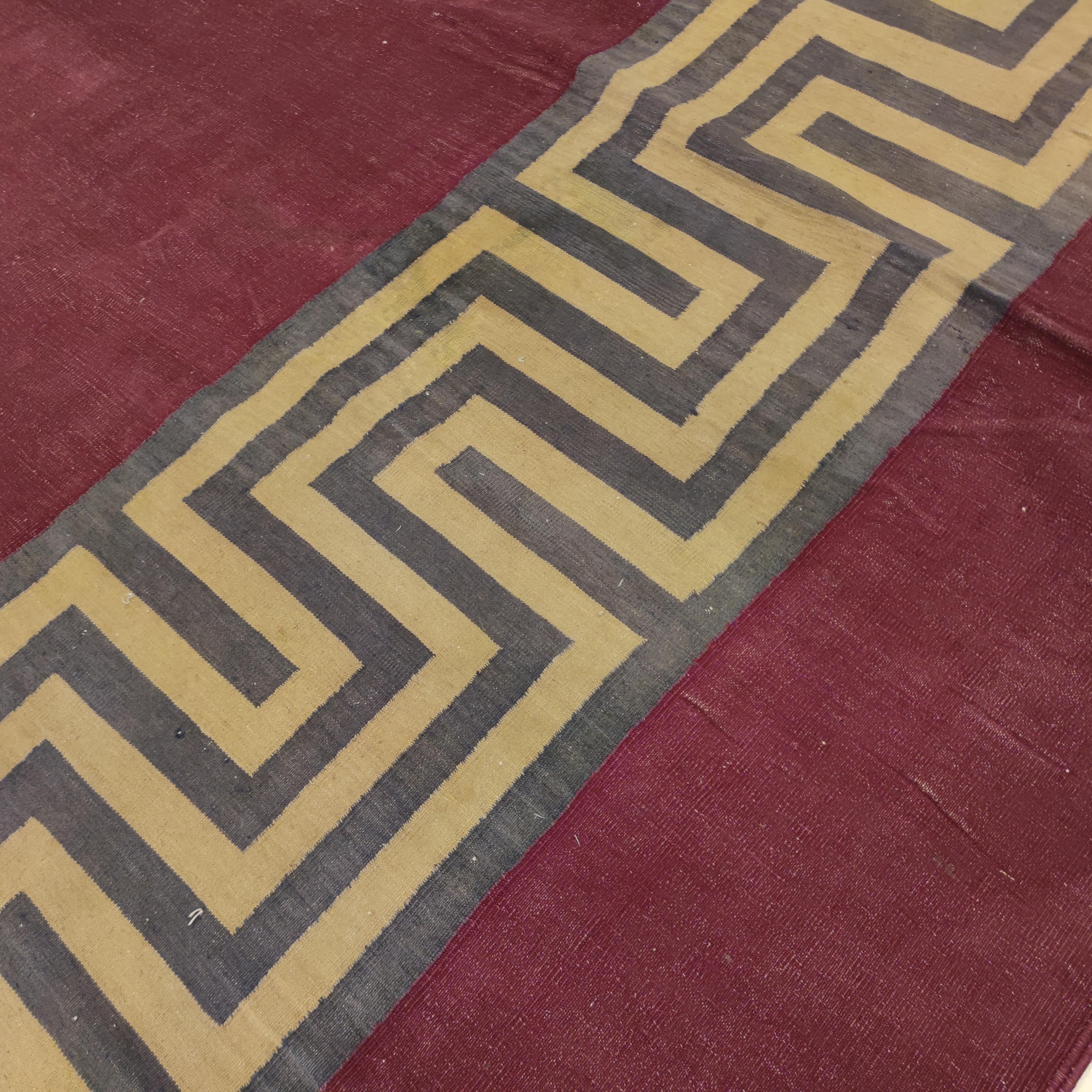 Tessuto a mano Antico Dhurrie indiano quadrato in cotone con bordo geometrico, circa 1900 in vendita