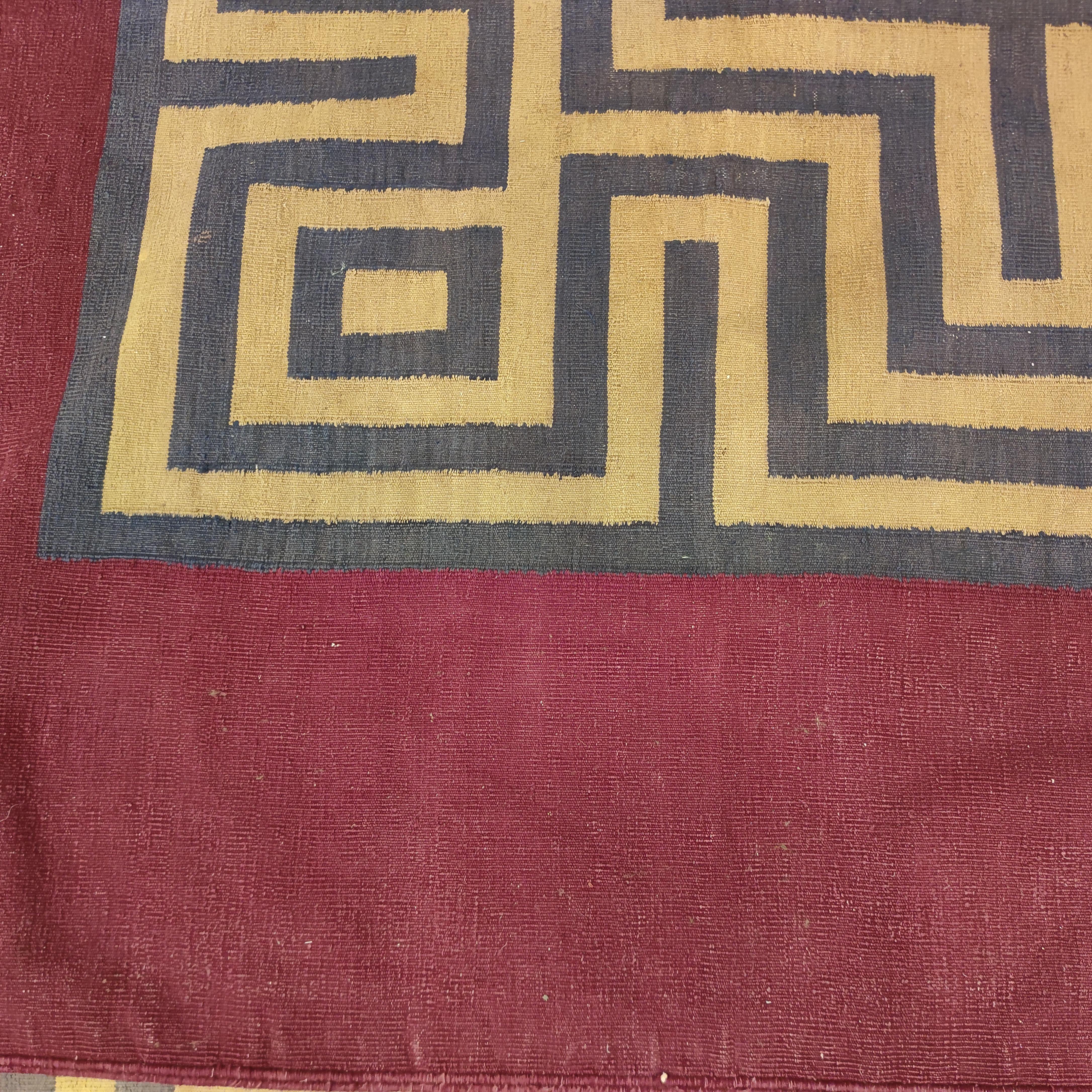 Antike indische quadratische Dhurrie aus Baumwolle mit geometrischer Bordüre aus Dhurrie, um 1900 im Zustand „Gut“ im Angebot in Milan, IT