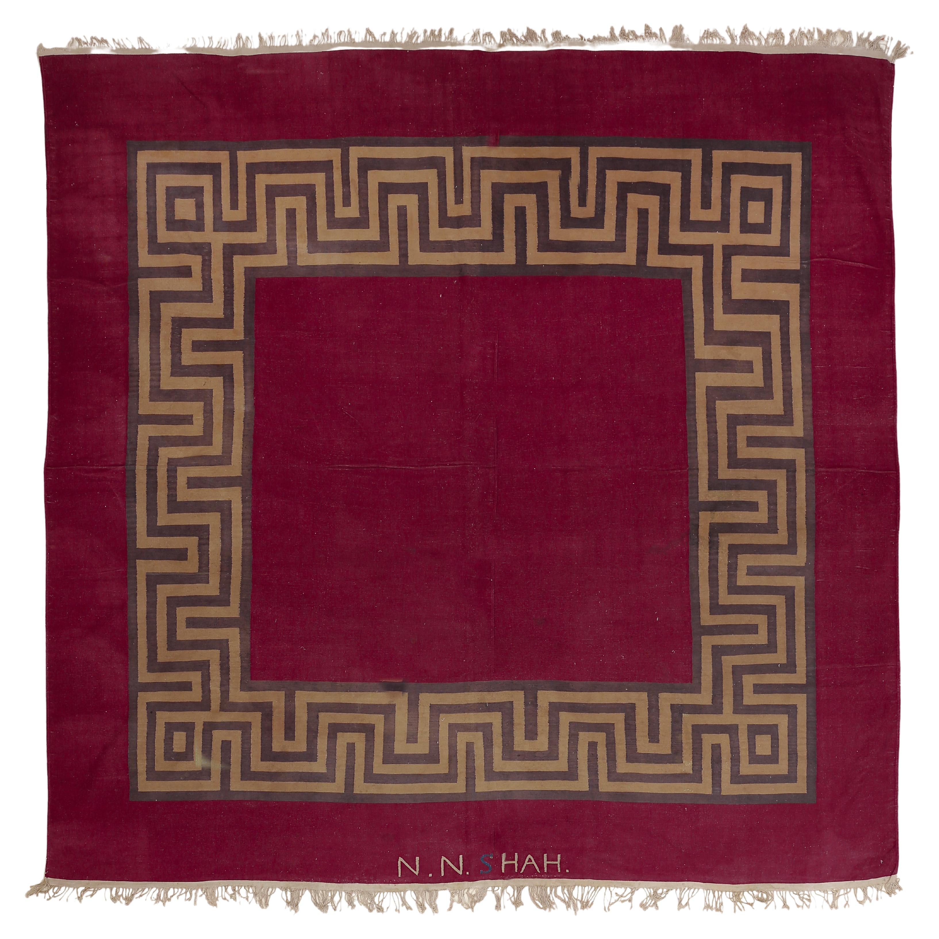 Antike indische quadratische Dhurrie aus Baumwolle mit geometrischer Bordüre aus Dhurrie, um 1900 im Angebot