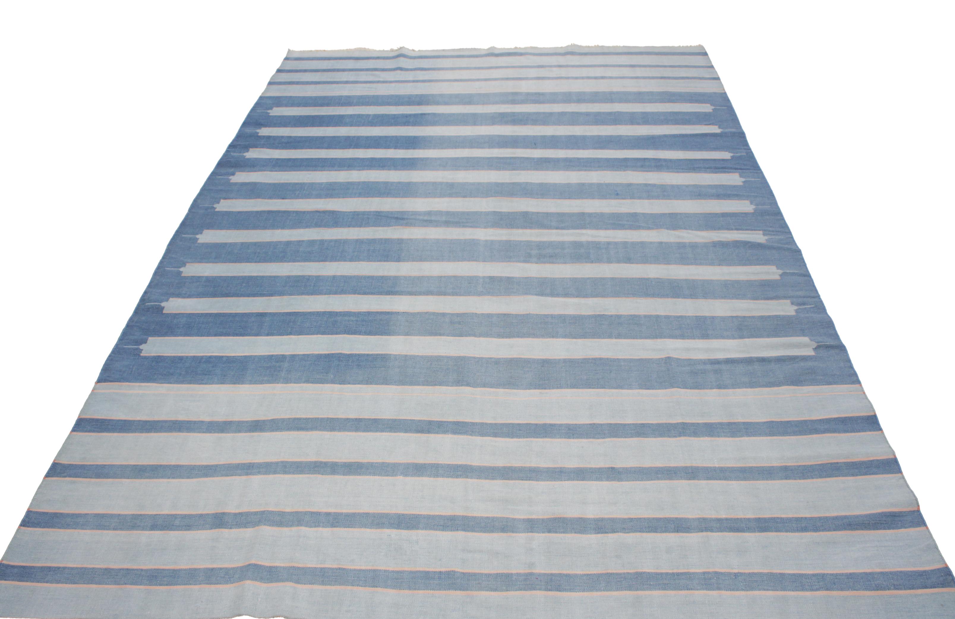 Le tissage de tapis de coton à tissage plat, appelés dhurries, est mentionné dans les chroniques mogholes du XVe siècle. Probablement l'une des premières formes de revêtement de sol, les dhurries ont été tissées dans différents formats selon leur