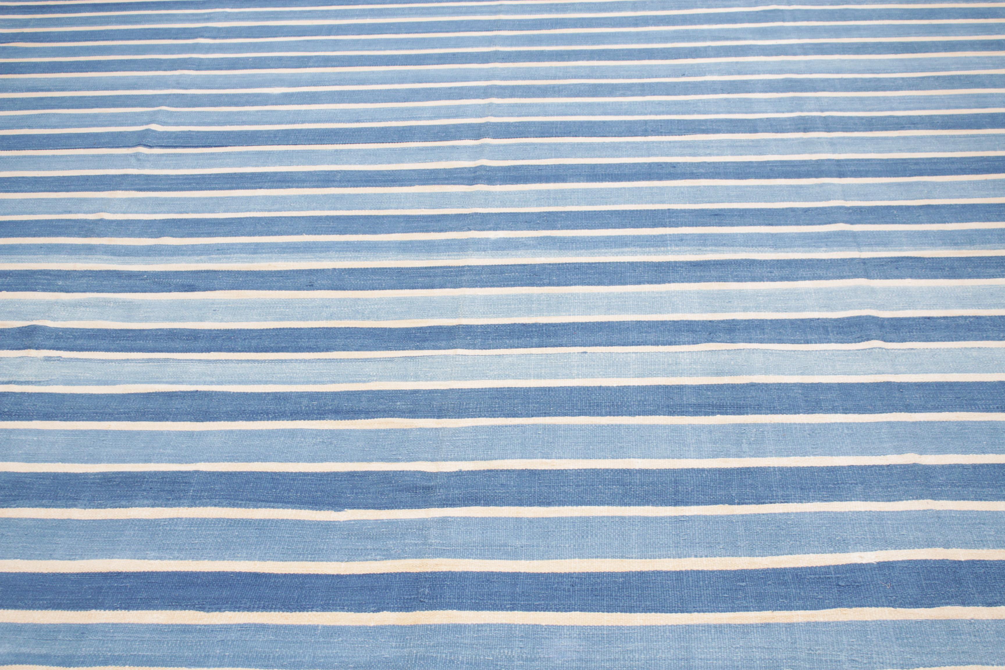 El tejido de alfombras planas de algodón conocidas como dhurries se cita en las crónicas mogoles del siglo XV. Probablemente una de las primeras formas de revestimiento de suelos, los dhurries se tejían en diversos formatos según su función, que van