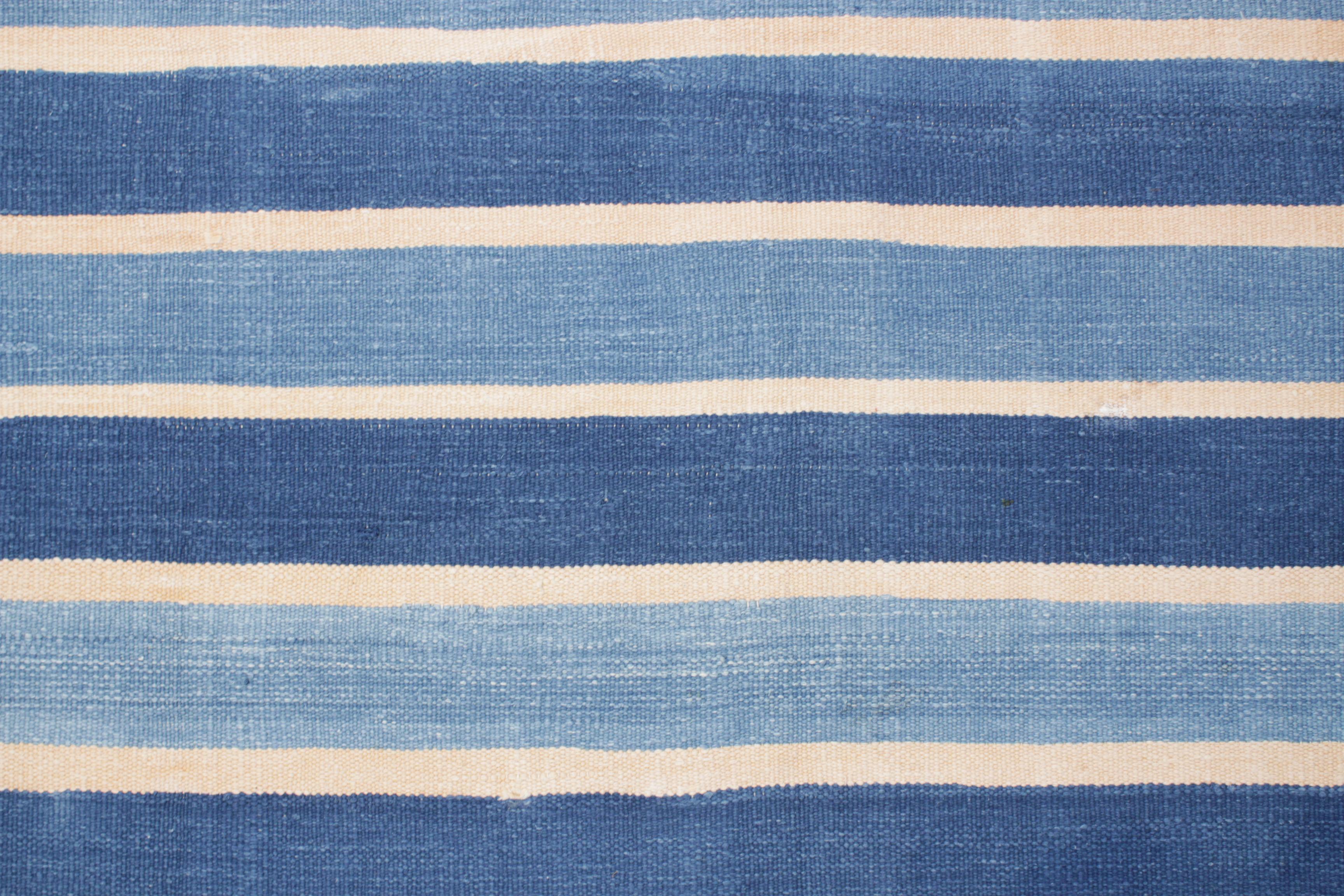 Antiguo Dhurrie indio de algodón a rayas en dos tonos de azul índigo Indio en venta