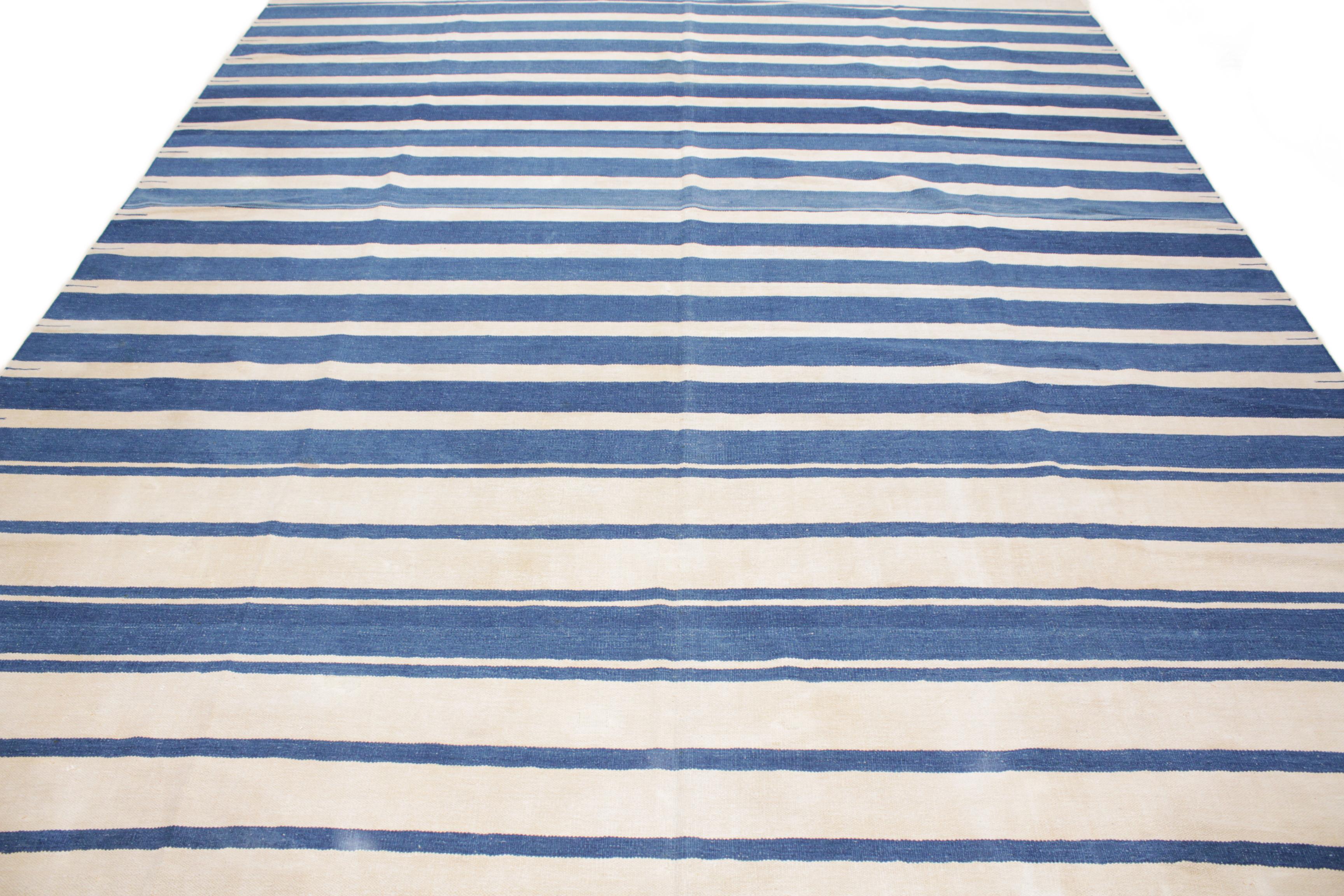 El tejido de alfombras planas de algodón conocidas como dhurries se cita en las crónicas mogoles del siglo XV. Probablemente una de las primeras formas de revestimiento de suelos, los dhurries se tejían en diversos formatos según su función, que van
