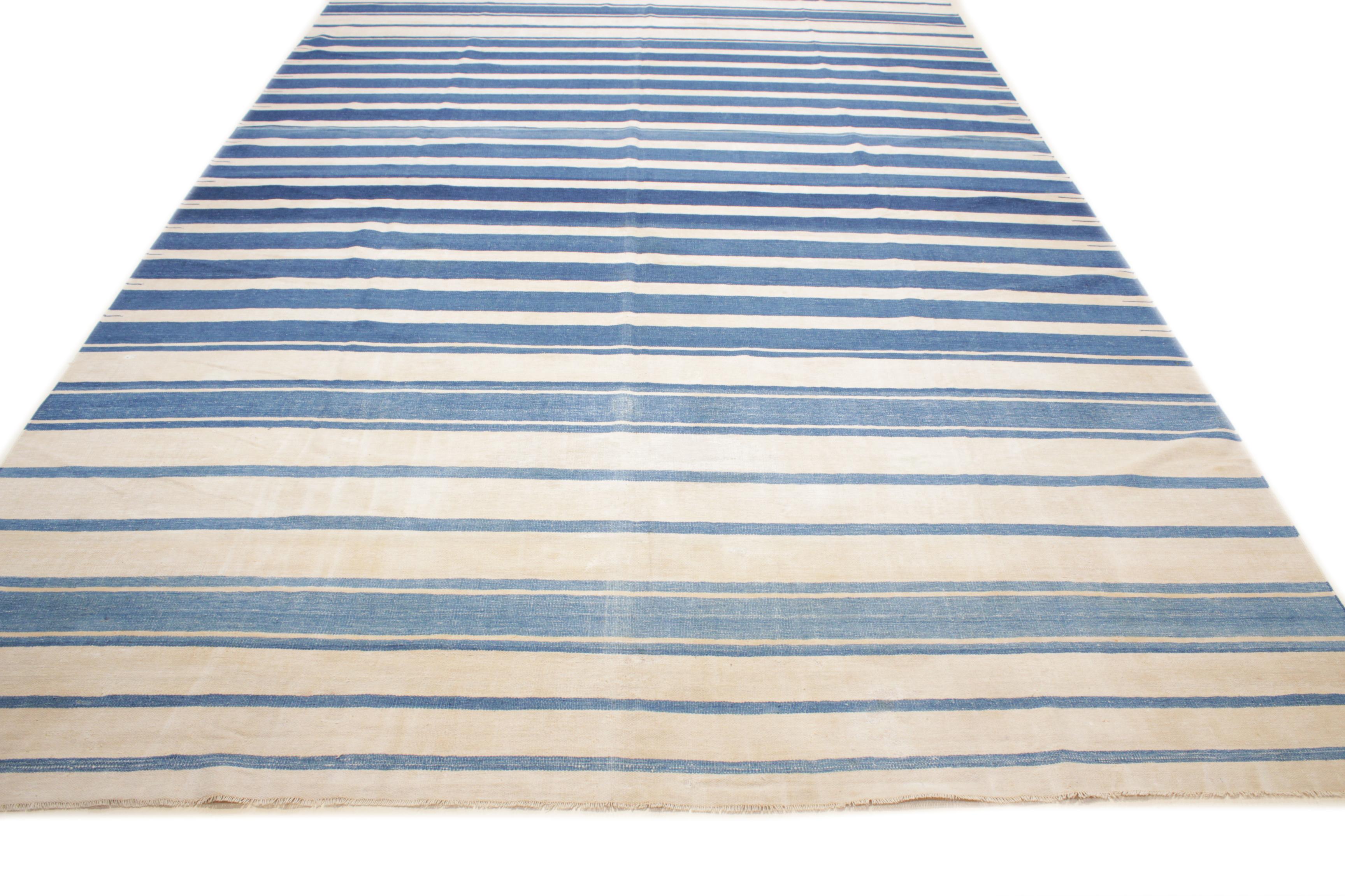 Antiguo Dhurrie indio de algodón a rayas en blanco y azul Agra en venta