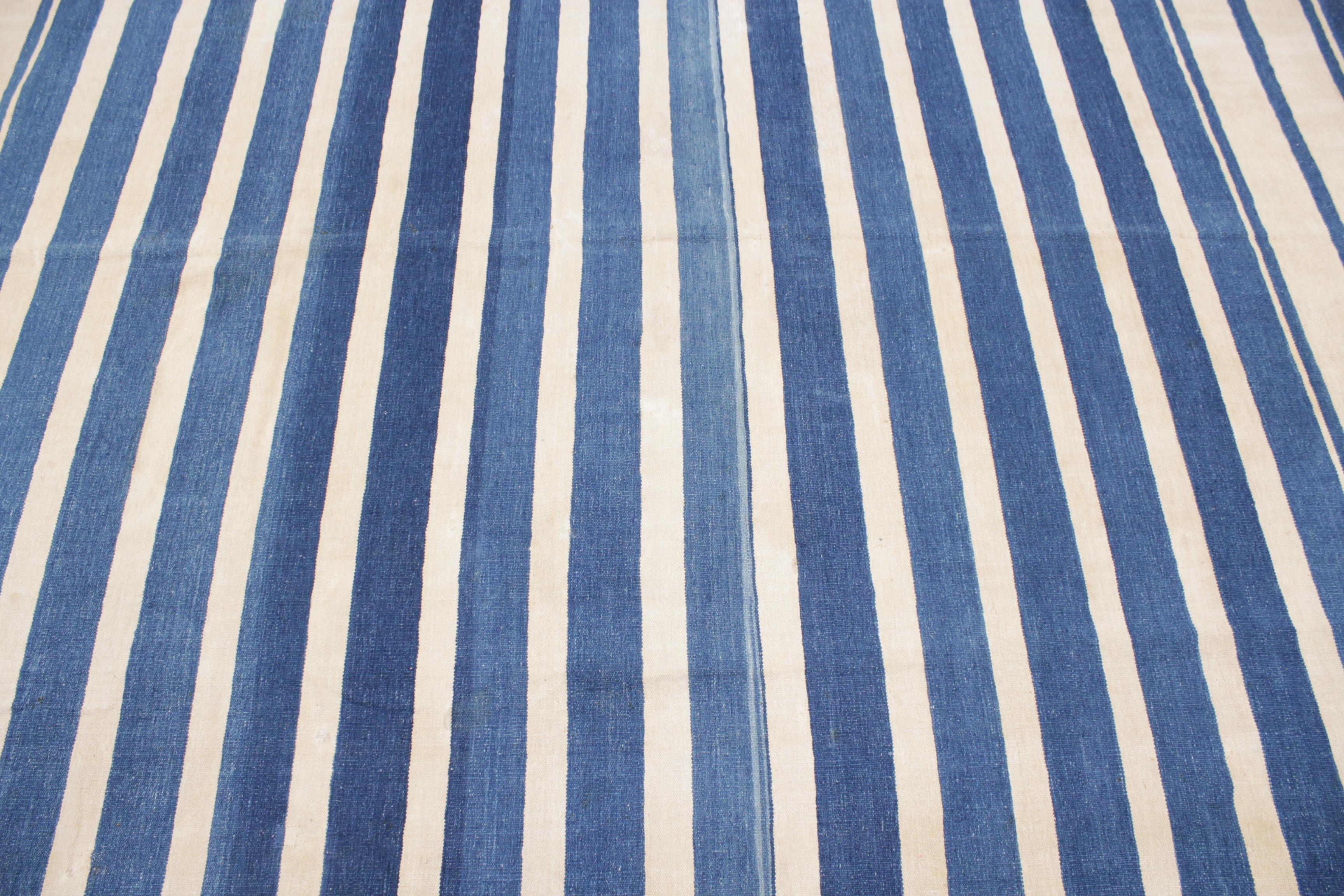 Antiguo Dhurrie indio de algodón a rayas en blanco y azul en Bueno estado para la venta en Milan, IT