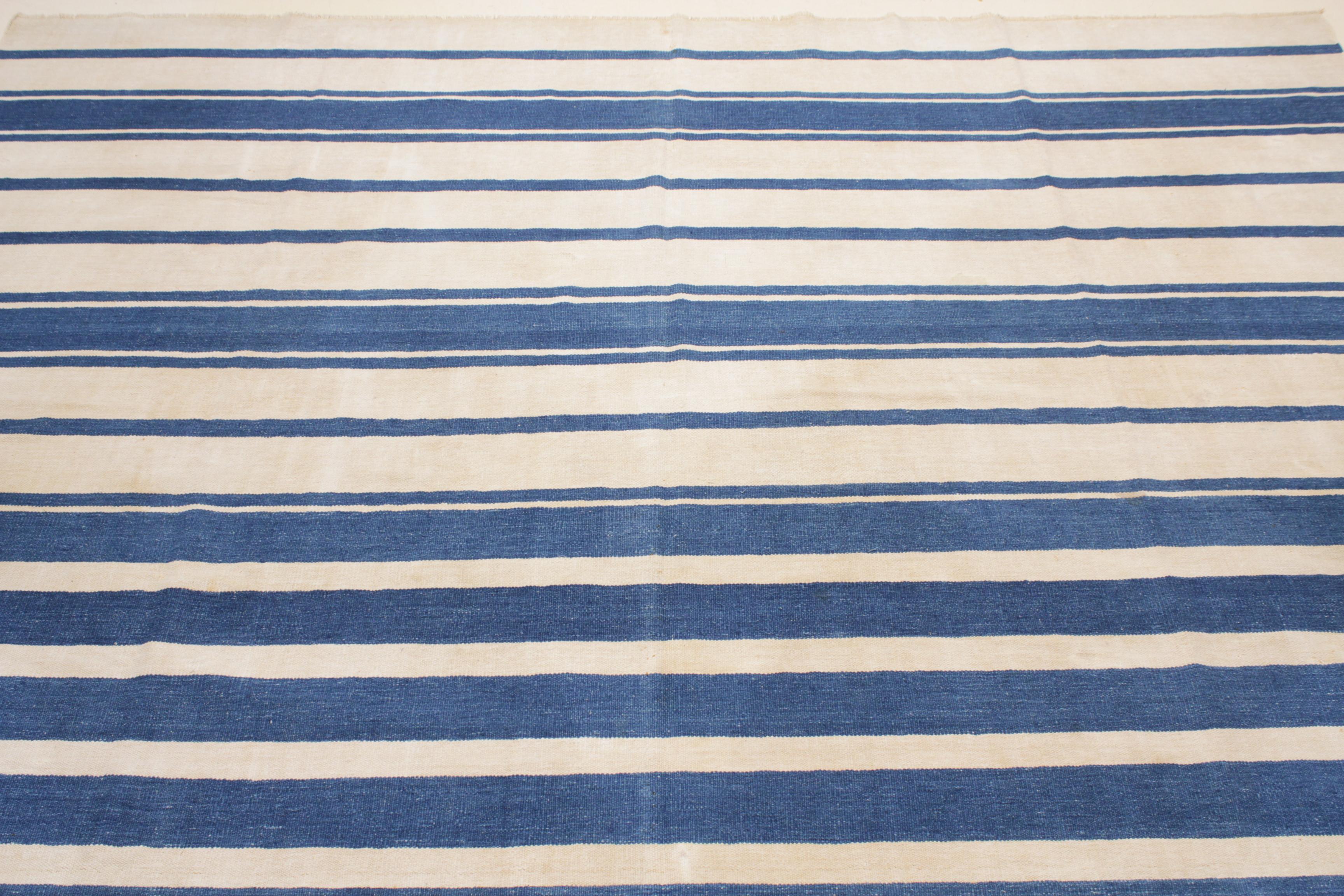 Antiguo Dhurrie indio de algodón a rayas en blanco y azul en venta 1