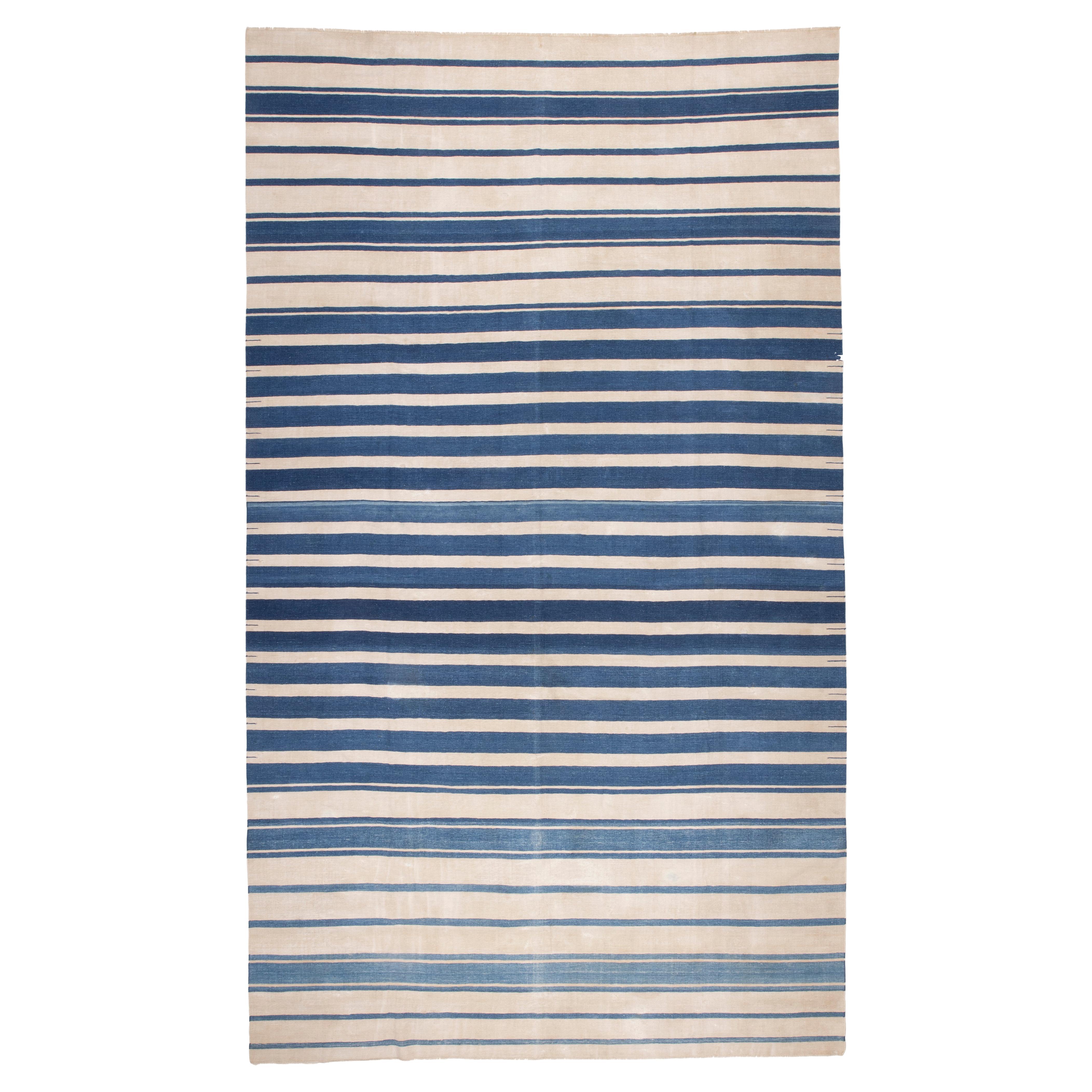 Antiguo Dhurrie indio de algodón a rayas en blanco y azul en venta