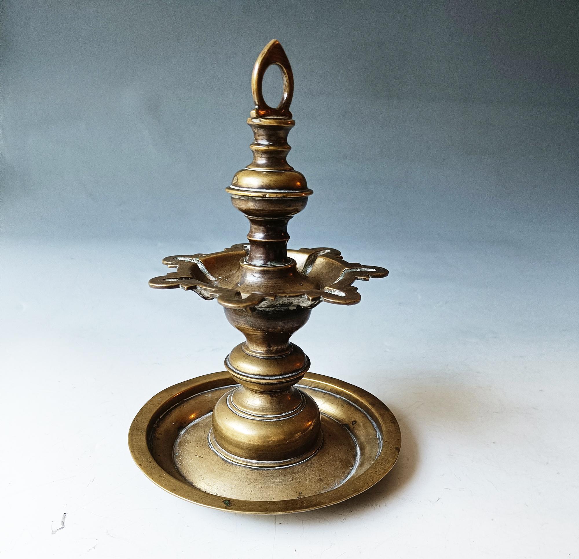 Aceite antiguo de templo indio  lámpara antigüedades hindúes asiáticas

Bonita lámpara antigua de aceite o mantequilla de templo indio con 7 secciones de mecha elevadas sobre una base circular, la sección inferior con una pátina envejecida profunda