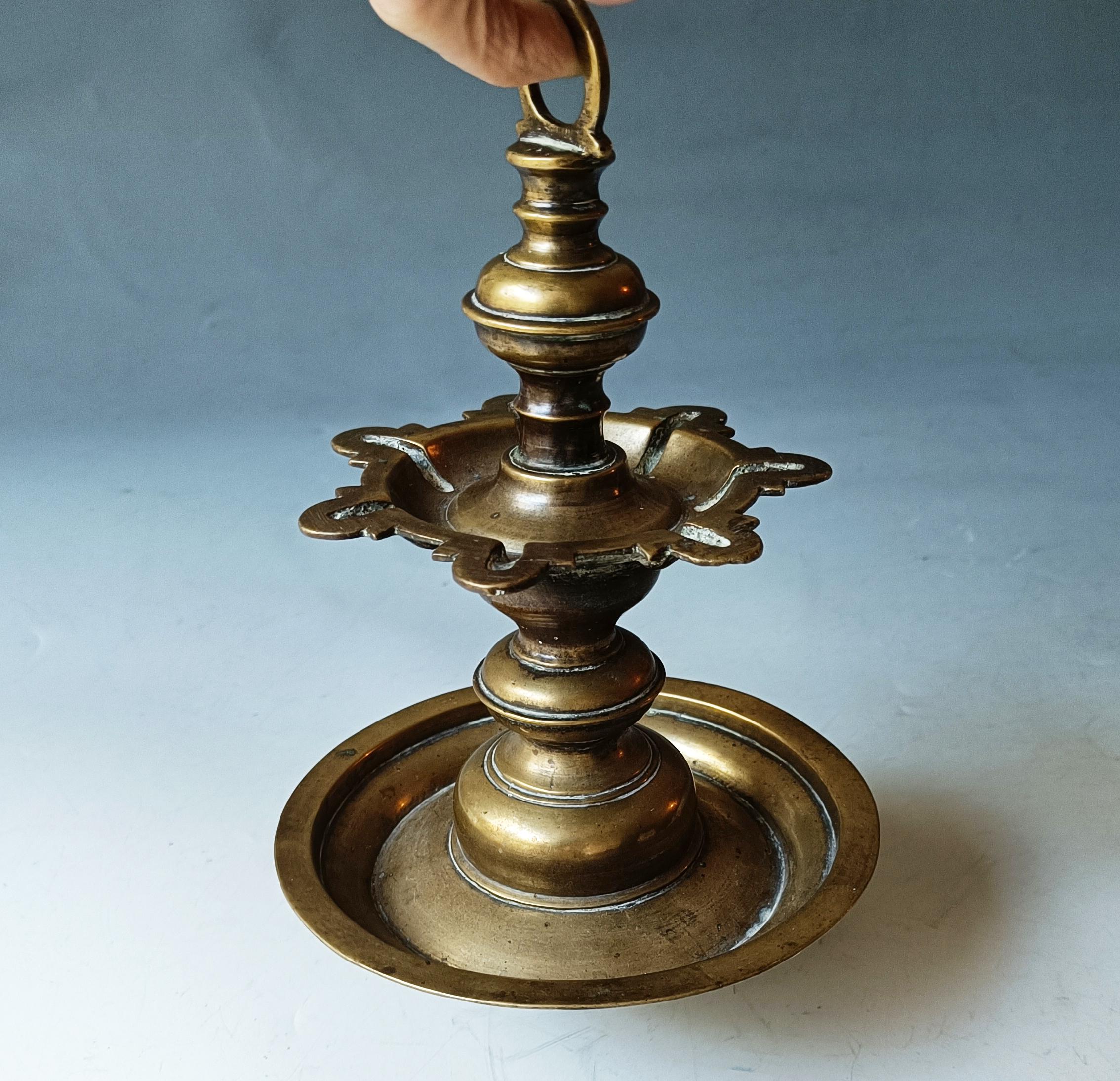 Aceite antiguo de templo indio  lámpara asiática hindú Diseño de interiores estilismo Arte asiático Indio