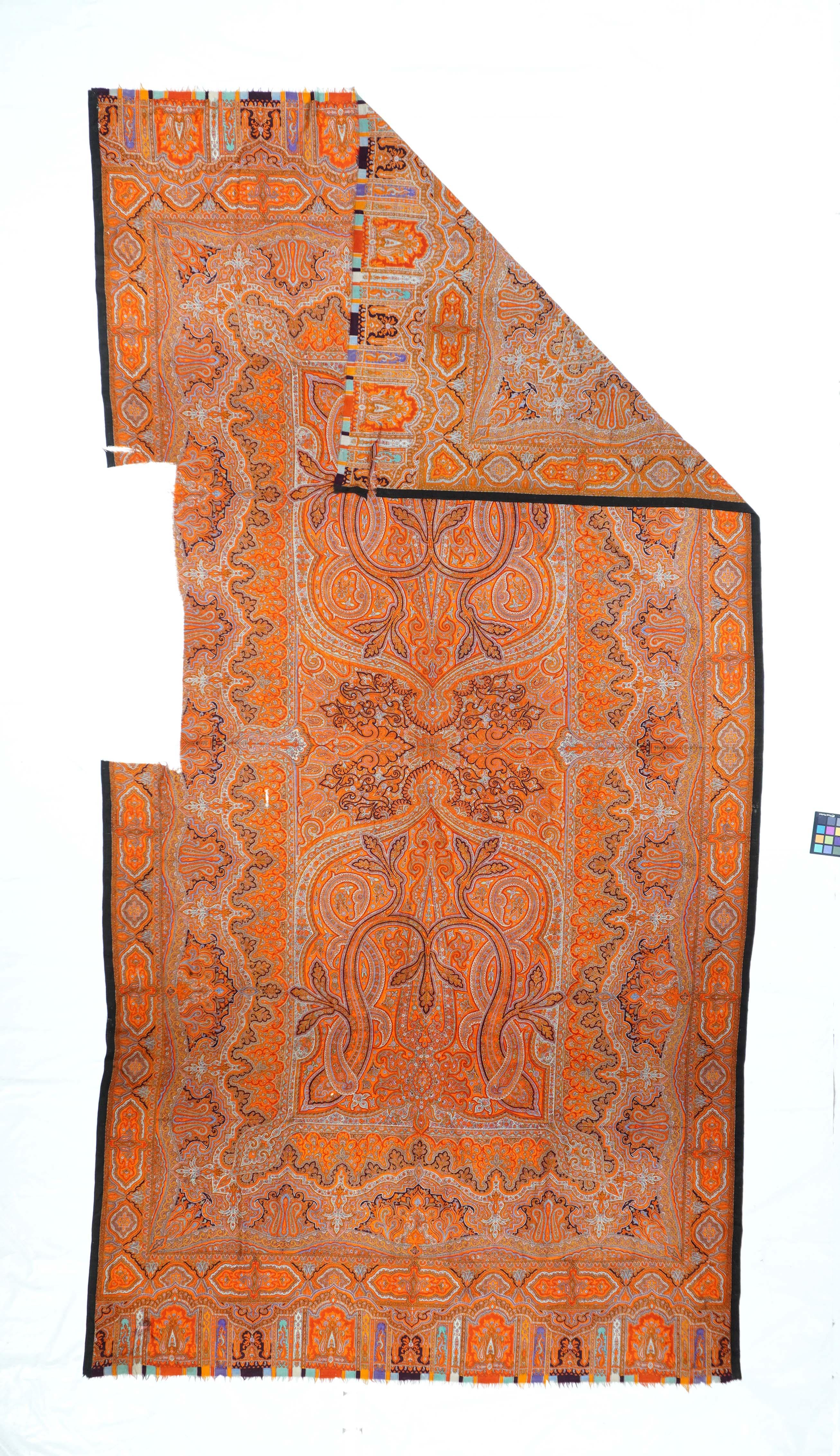 Antico tessuto indiano Paisley Shall. Parte centrale sinistra mancante 5'2'' x 10'1''.