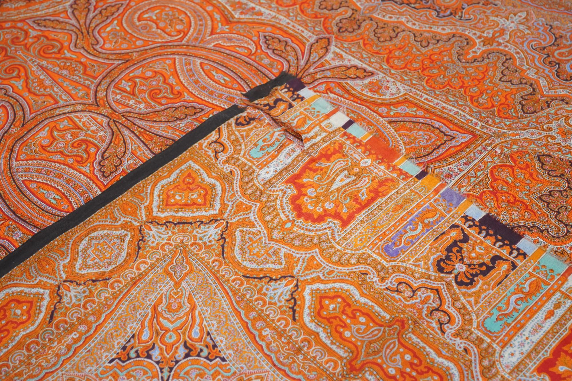 XX secolo Antico tessuto indiano Paisley Shall. Parte centrale sinistra mancante 5'2'' x 10'1'' in vendita