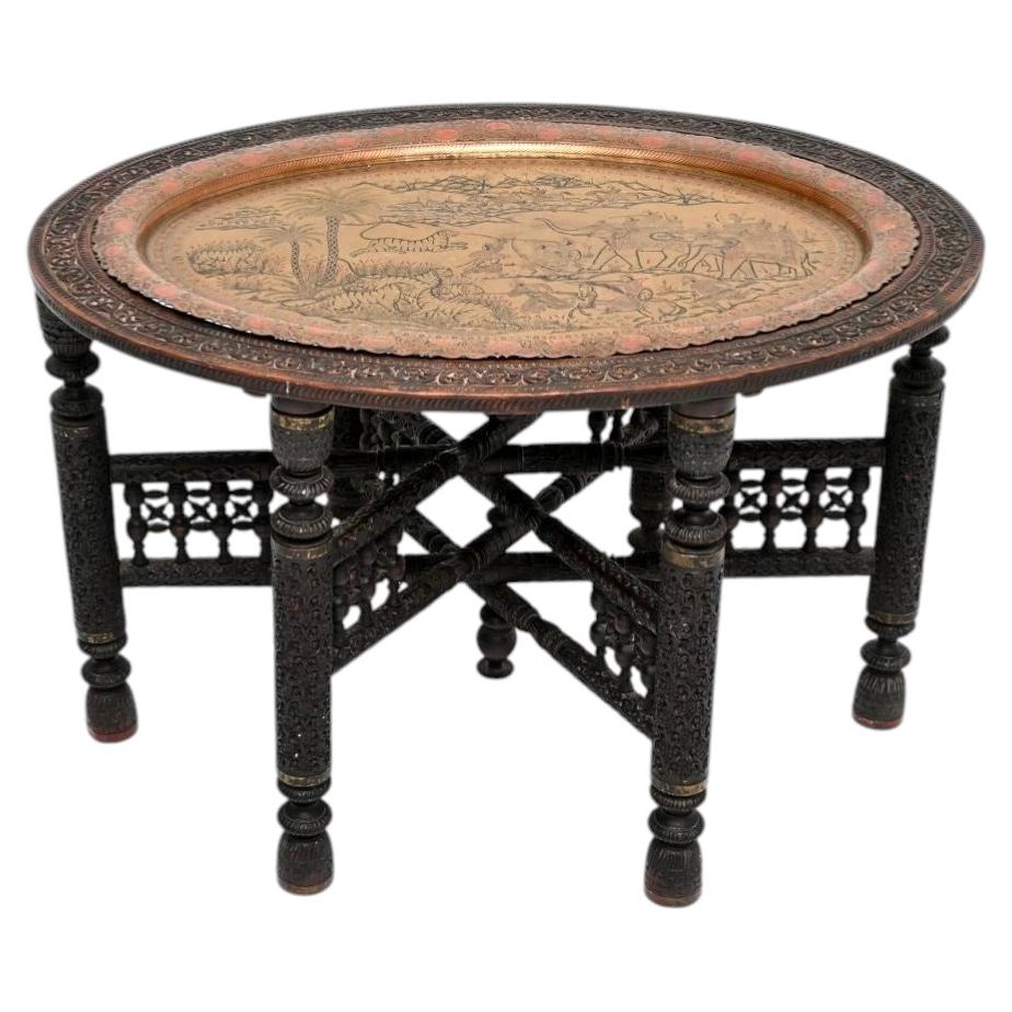 Table basse indienne ancienne avec plateau en forme de plateau en vente
