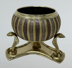 Antico centrotavola Jardiniere indiano vittoriano in ottone e rame con base a treppiede Cobra