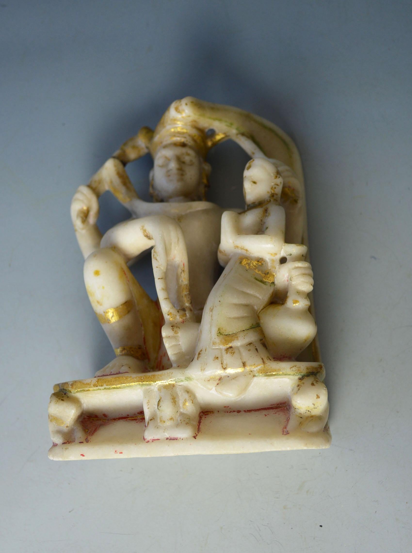 Sculpté Ancienne sculpture indienne Votive en marbre Shiva Parvati