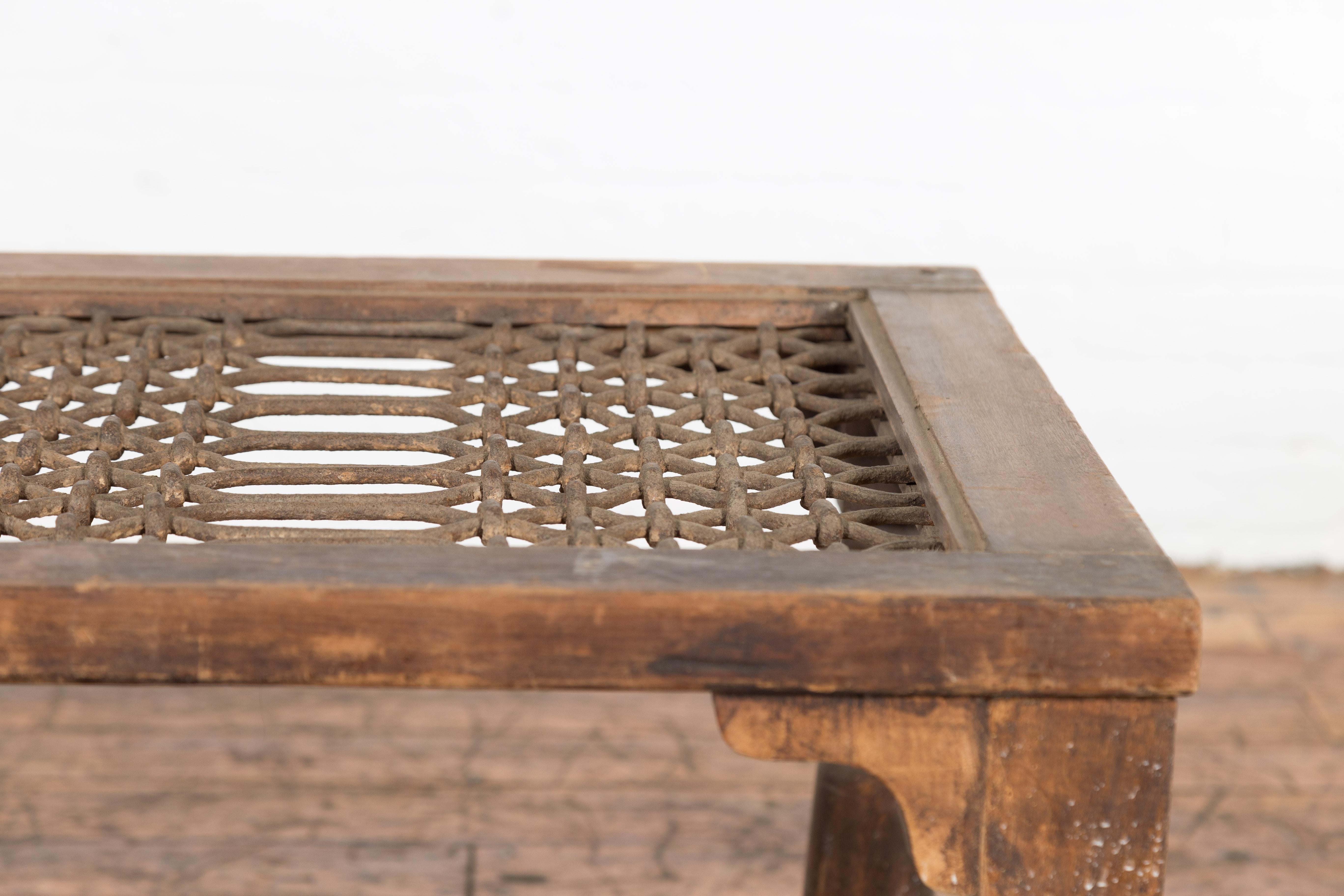 Ancienne grille de fenêtre indienne transformée en table basse avec pieds à balustre tournés en vente 1