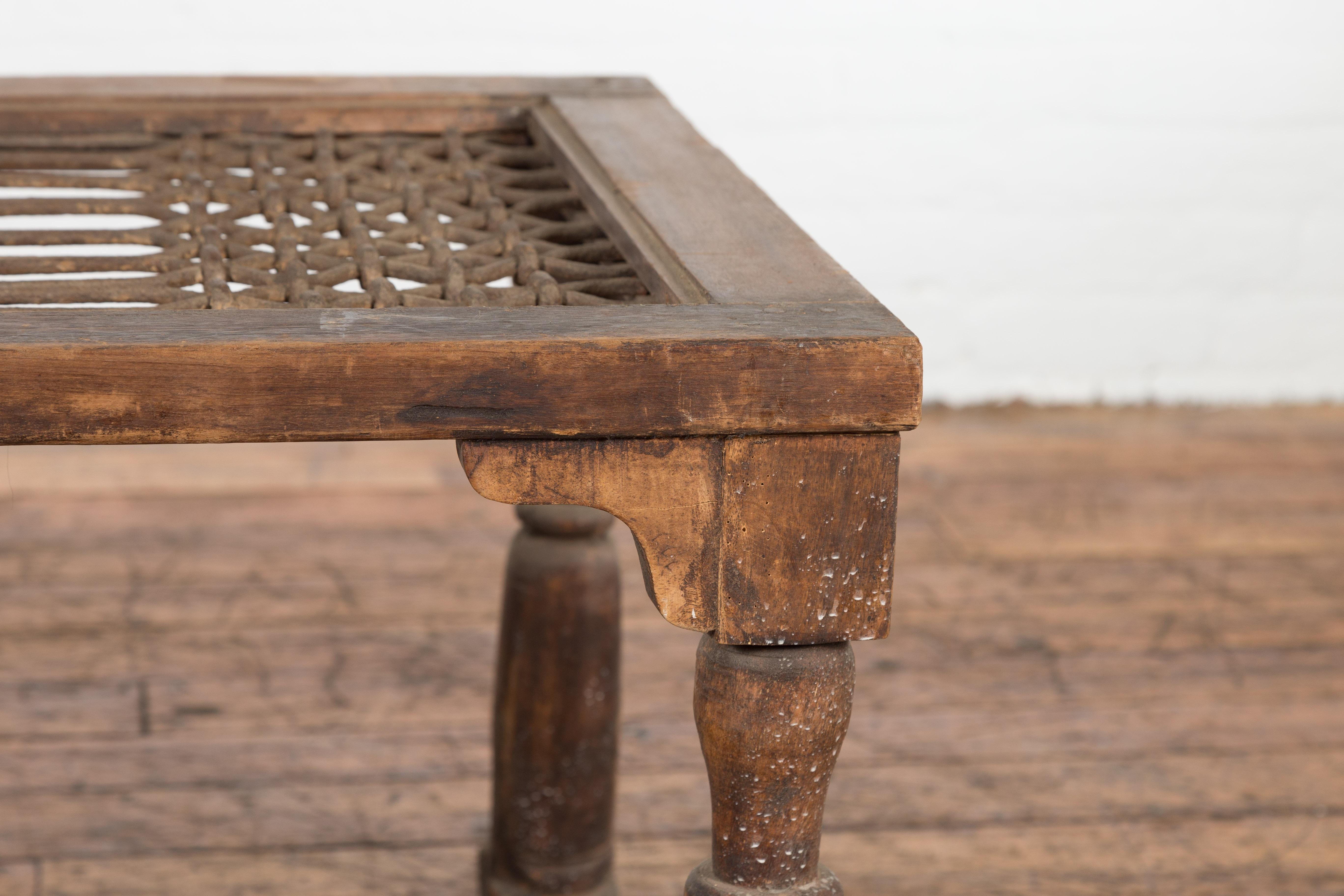 Ancienne grille de fenêtre indienne transformée en table basse avec pieds à balustre tournés en vente 2