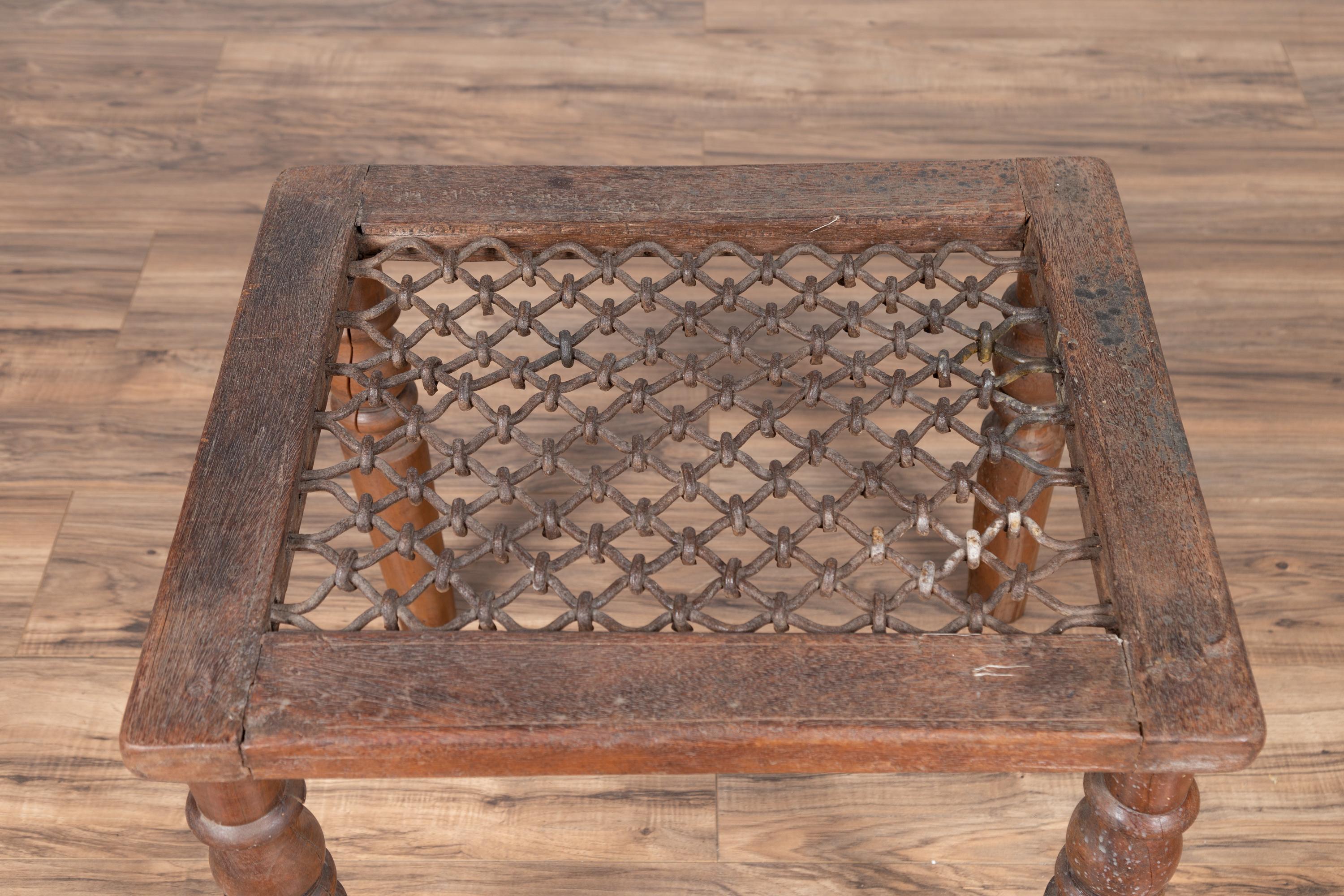 Indien Ancienne grille de fenêtre indienne transformée en table basse avec pieds à balustre tournés en vente