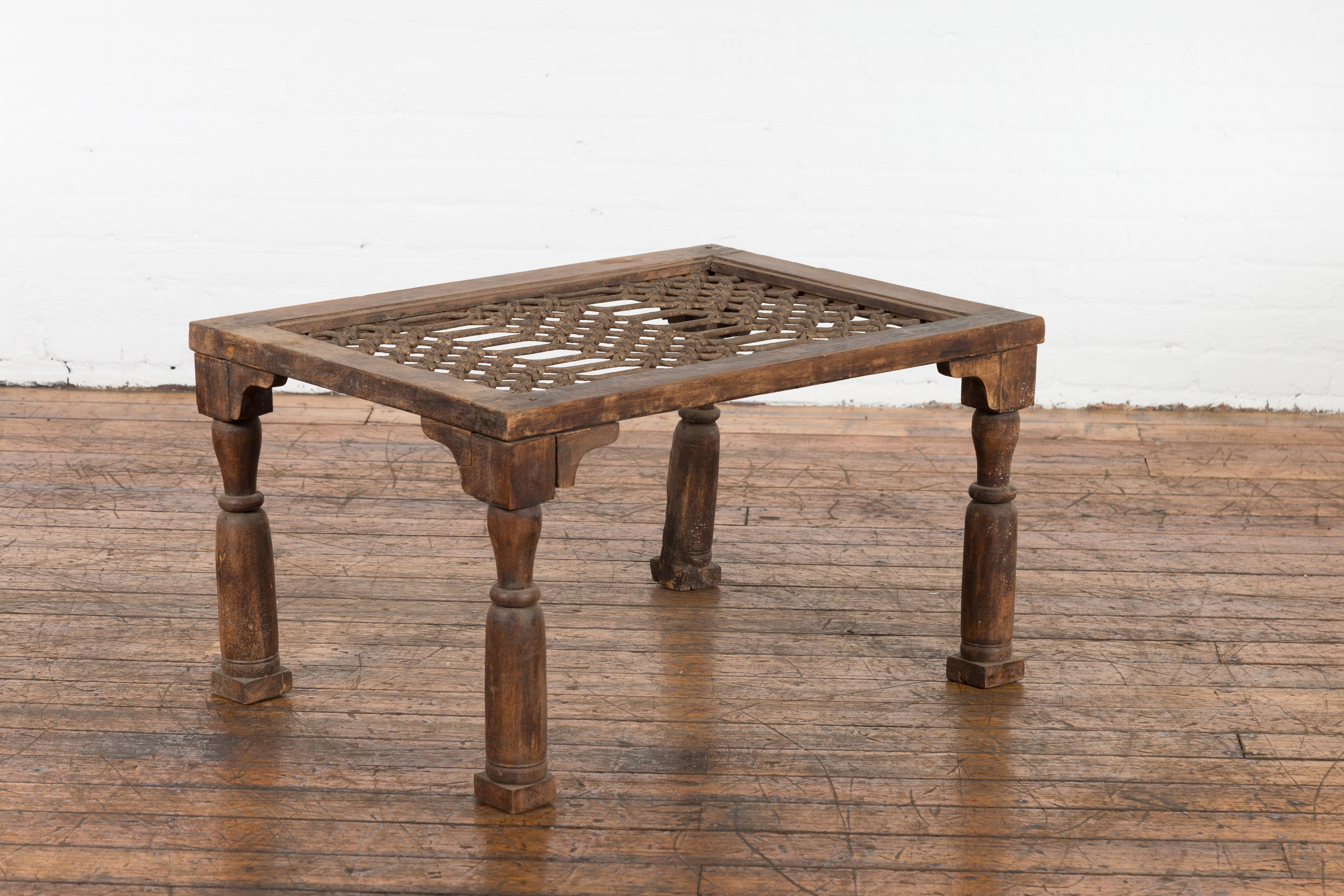 Rustique Ancienne grille de fenêtre indienne transformée en table basse avec pieds à balustre tournés en vente