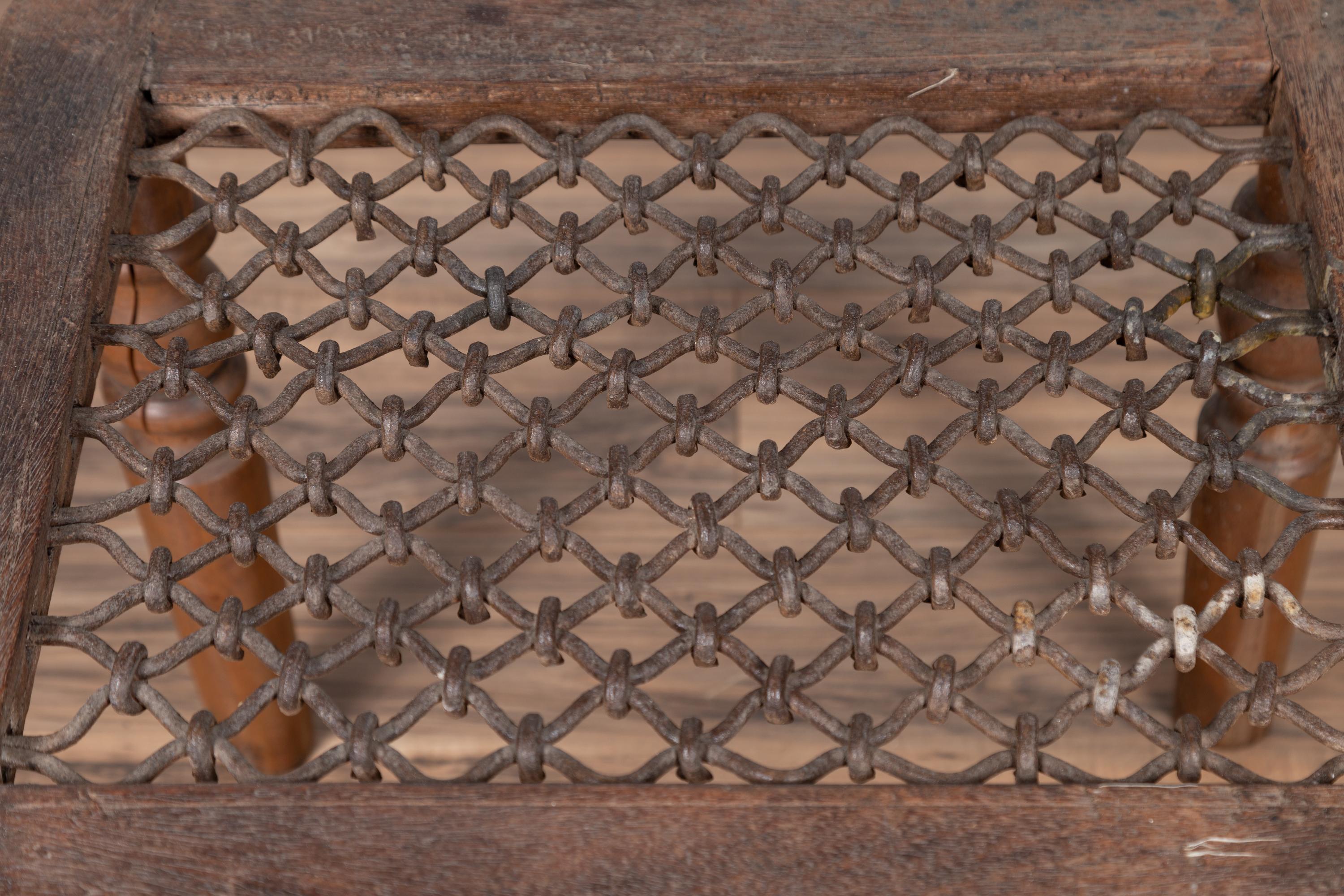 Ancienne grille de fenêtre indienne transformée en table basse avec pieds à balustre tournés État moyen - En vente à Yonkers, NY