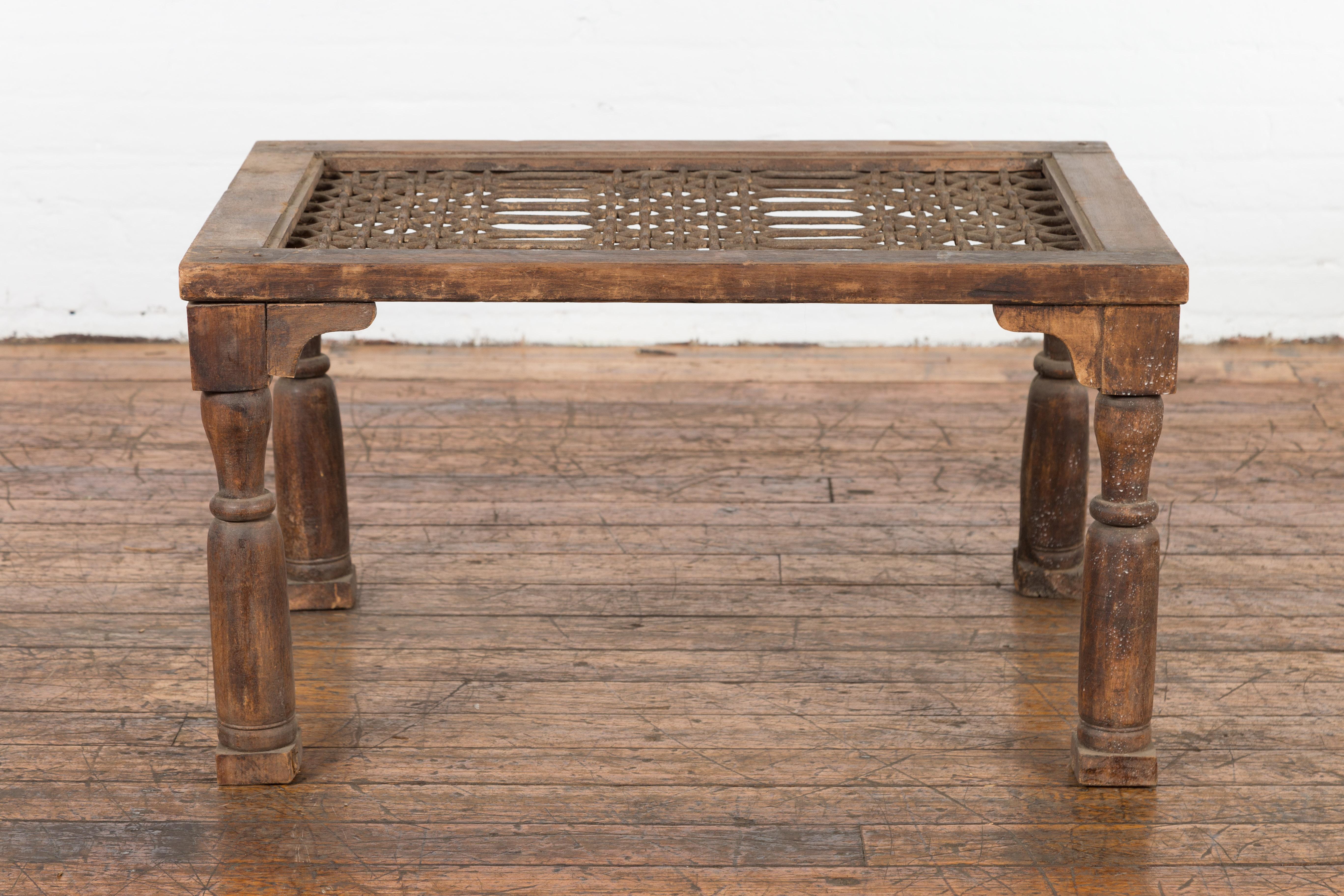 Indien Ancienne grille de fenêtre indienne transformée en table basse avec pieds à balustre tournés en vente