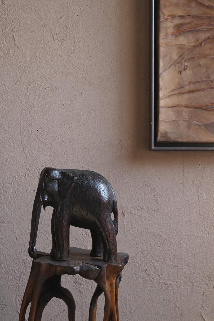 I purchased this item directly.
The purchaser said that it belonged to his late grandfather.
His grandfather served as a marine from World War I to World War II, and apparently purchased this wooden elephant as a souvenir when he visited India