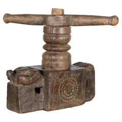 Antike indische hölzerne Handnudelmühle mit geschnitztem Stößel und Schraubstockpresse