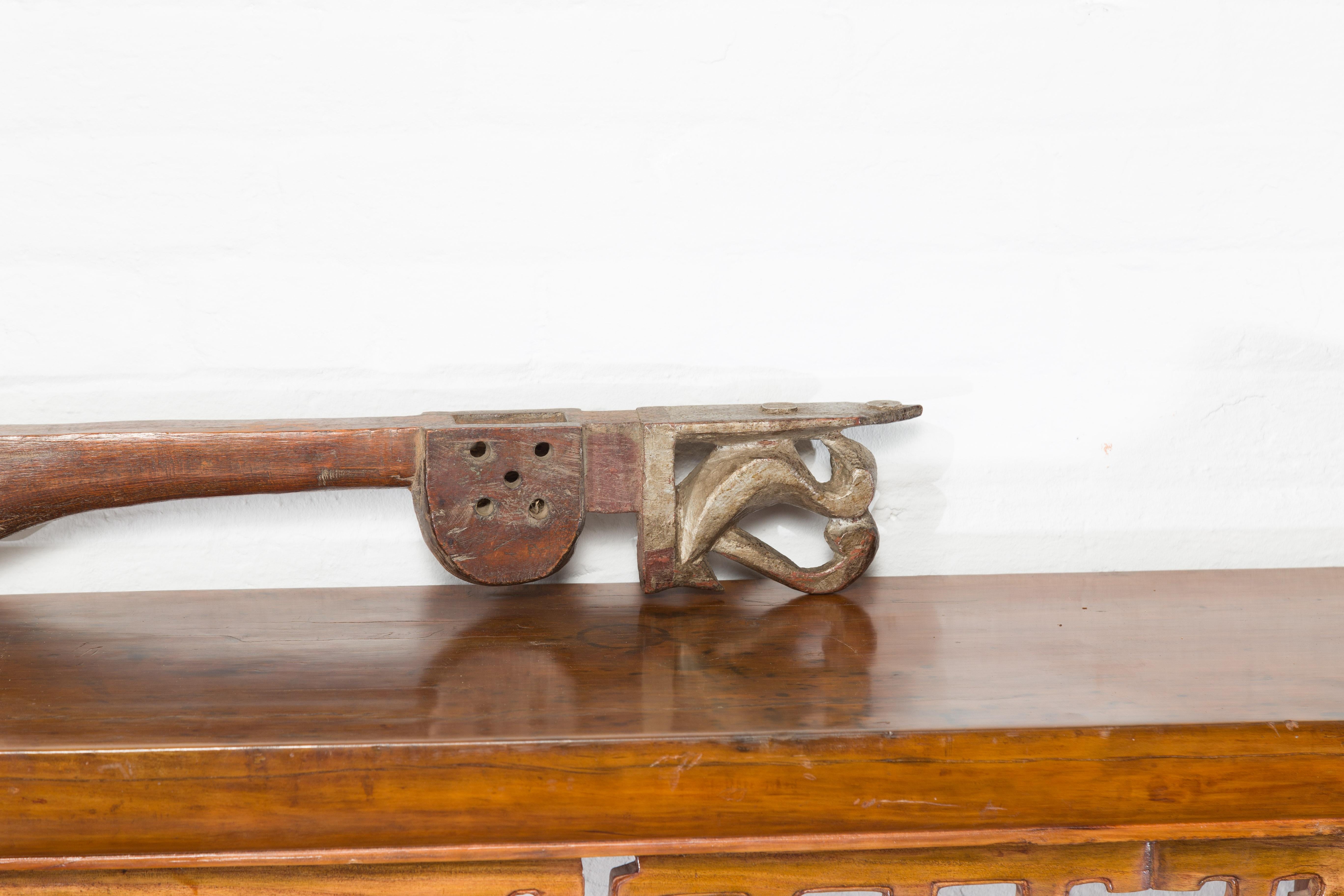 Antike indische hängende Holzkelle aus Holz mit rustikaler Patina und Schnörkelmotiven, antik im Angebot 1