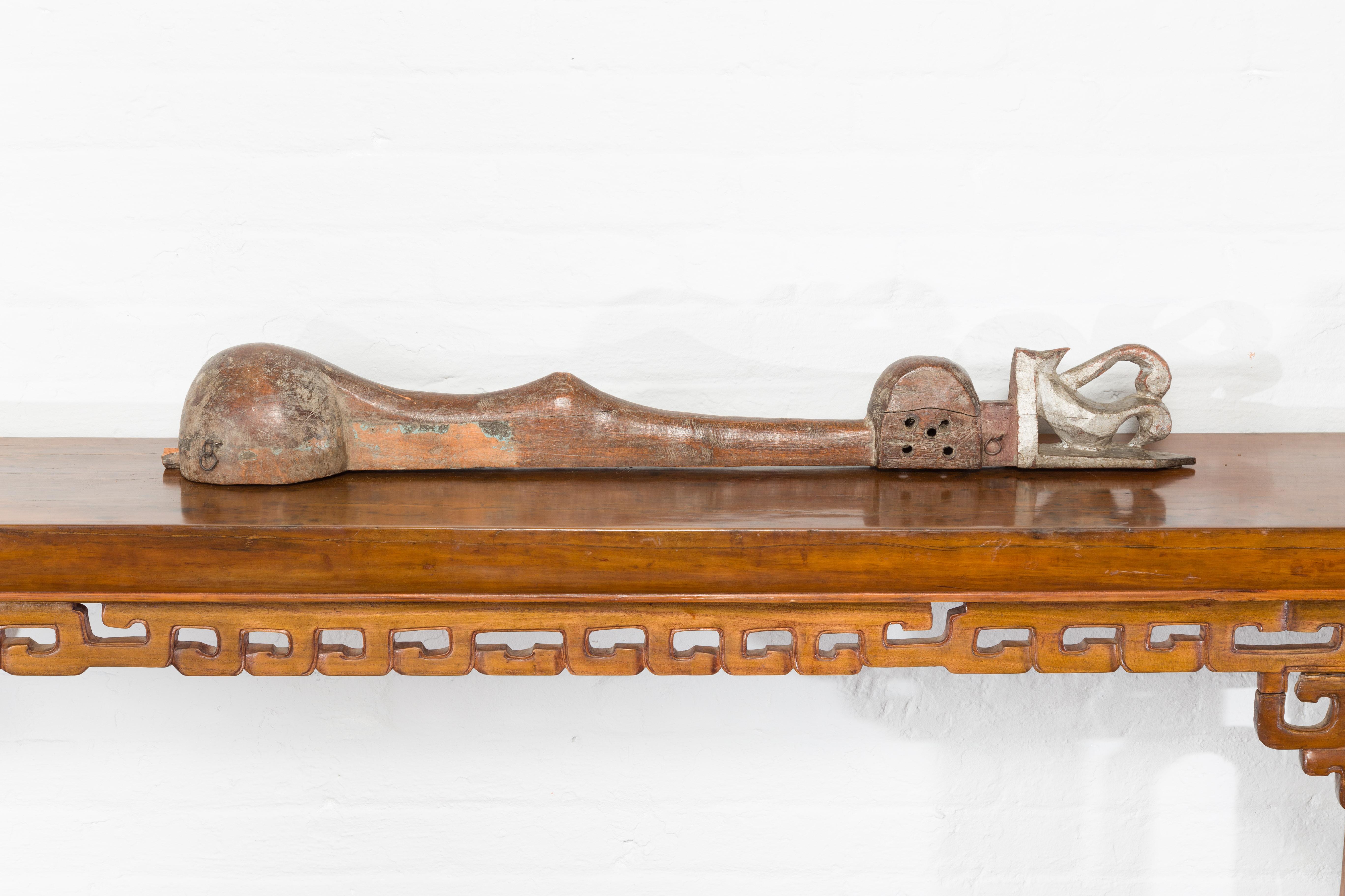 Antike indische hängende Holzkelle aus Holz mit rustikaler Patina und Schnörkelmotiven, antik im Angebot 4