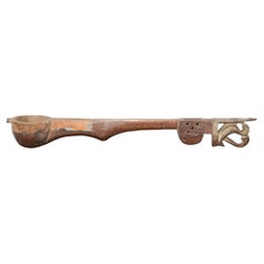 Louche à suspendre en bois indien antique avec patine rustique et motifs de volutes