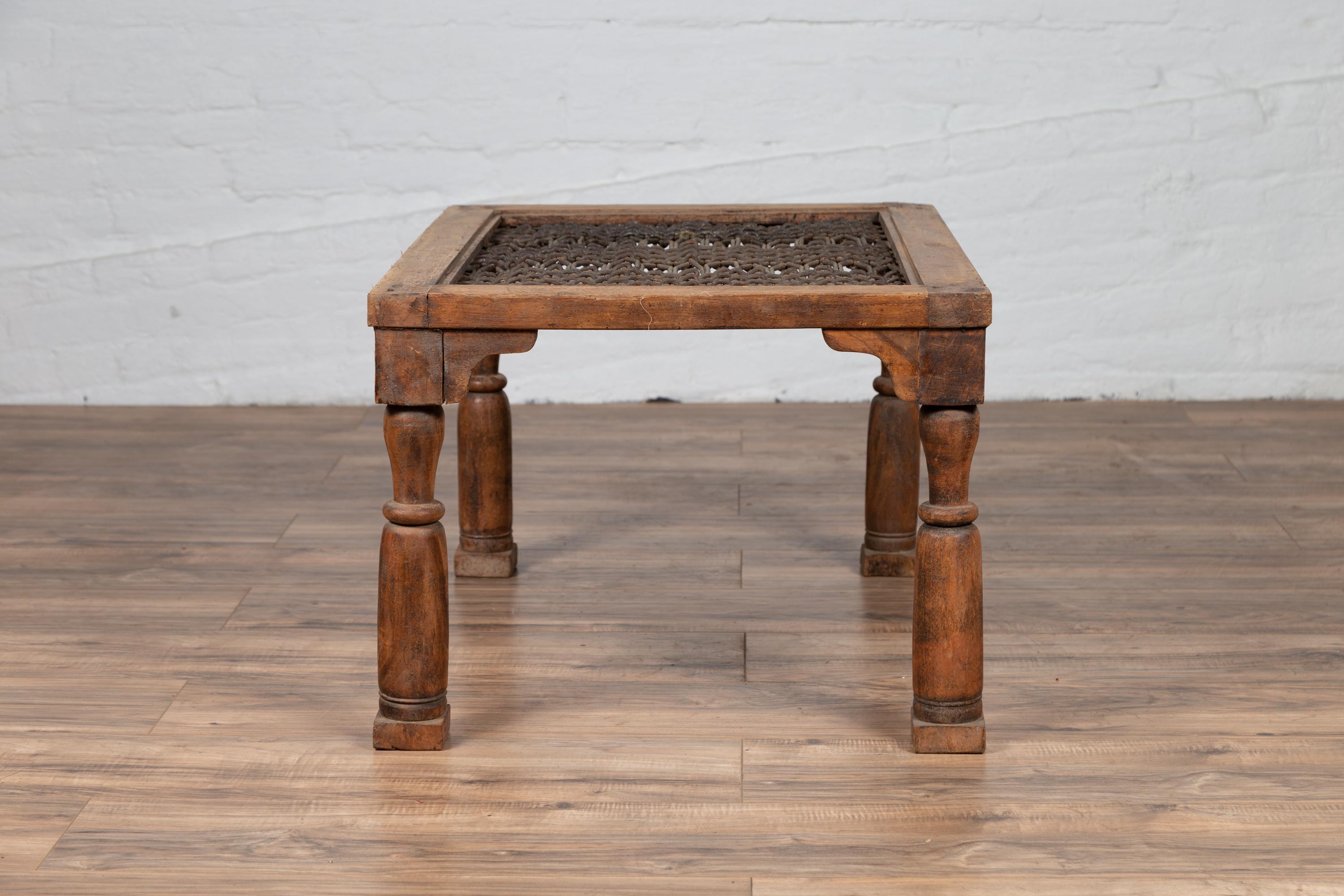 Fer Ancienne table d'appoint indienne en bois avec grille de fenêtre et pieds balustres tournés en vente