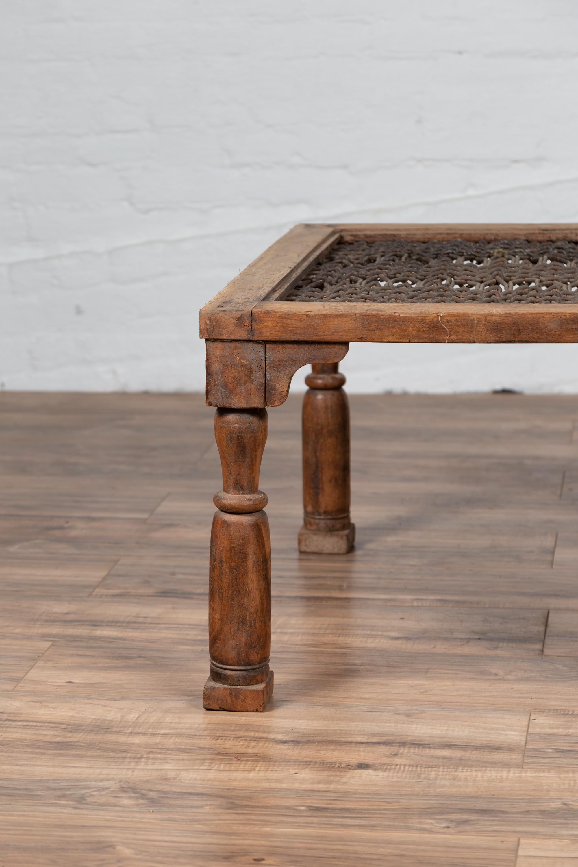 Ancienne table d'appoint indienne en bois avec grille de fenêtre et pieds balustres tournés en vente 1