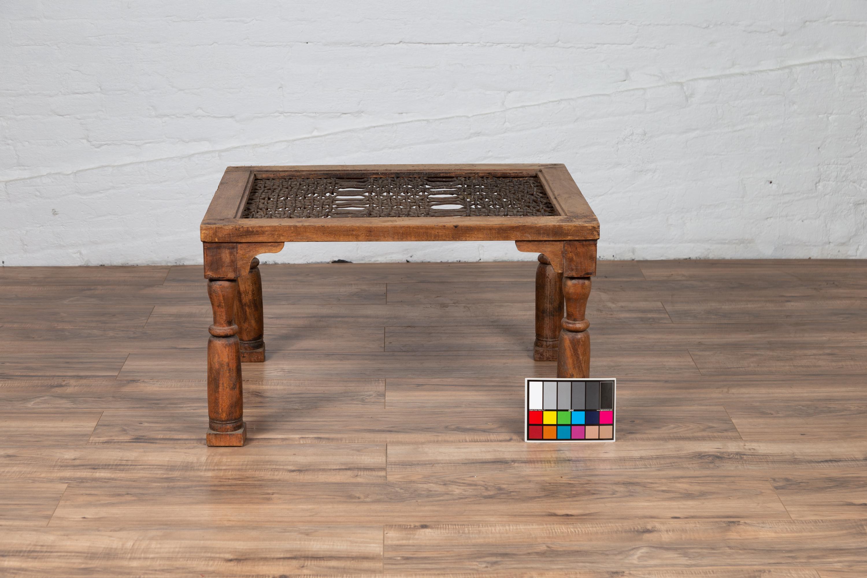 Ancienne table d'appoint indienne en bois avec grille de fenêtre et pieds balustres tournés en vente 4