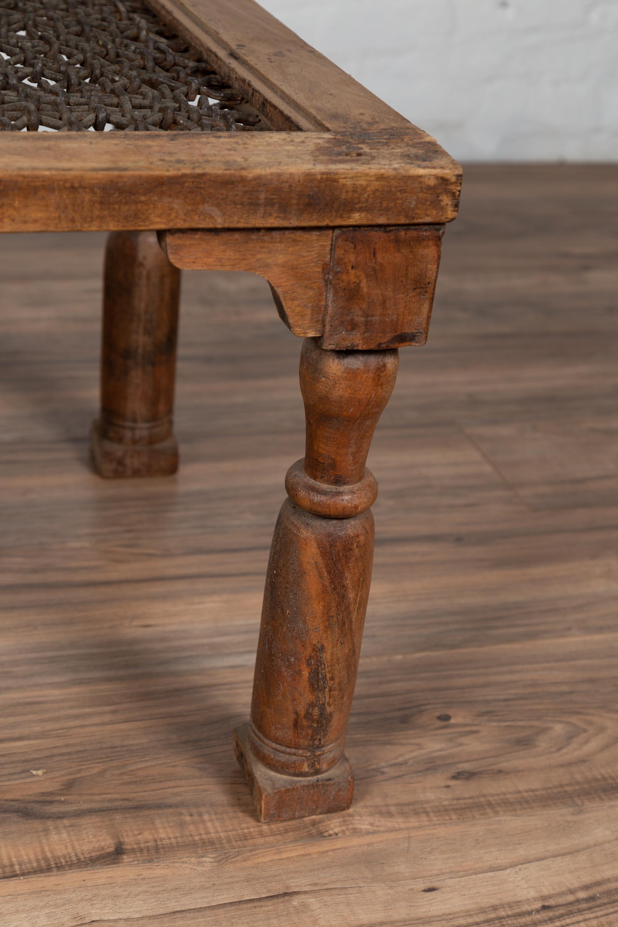 Rustique Ancienne table d'appoint indienne en bois avec grille de fenêtre et pieds balustres tournés en vente