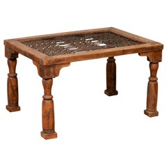 Ancienne table d'appoint indienne en bois avec grille de fenêtre et pieds balustres tournés